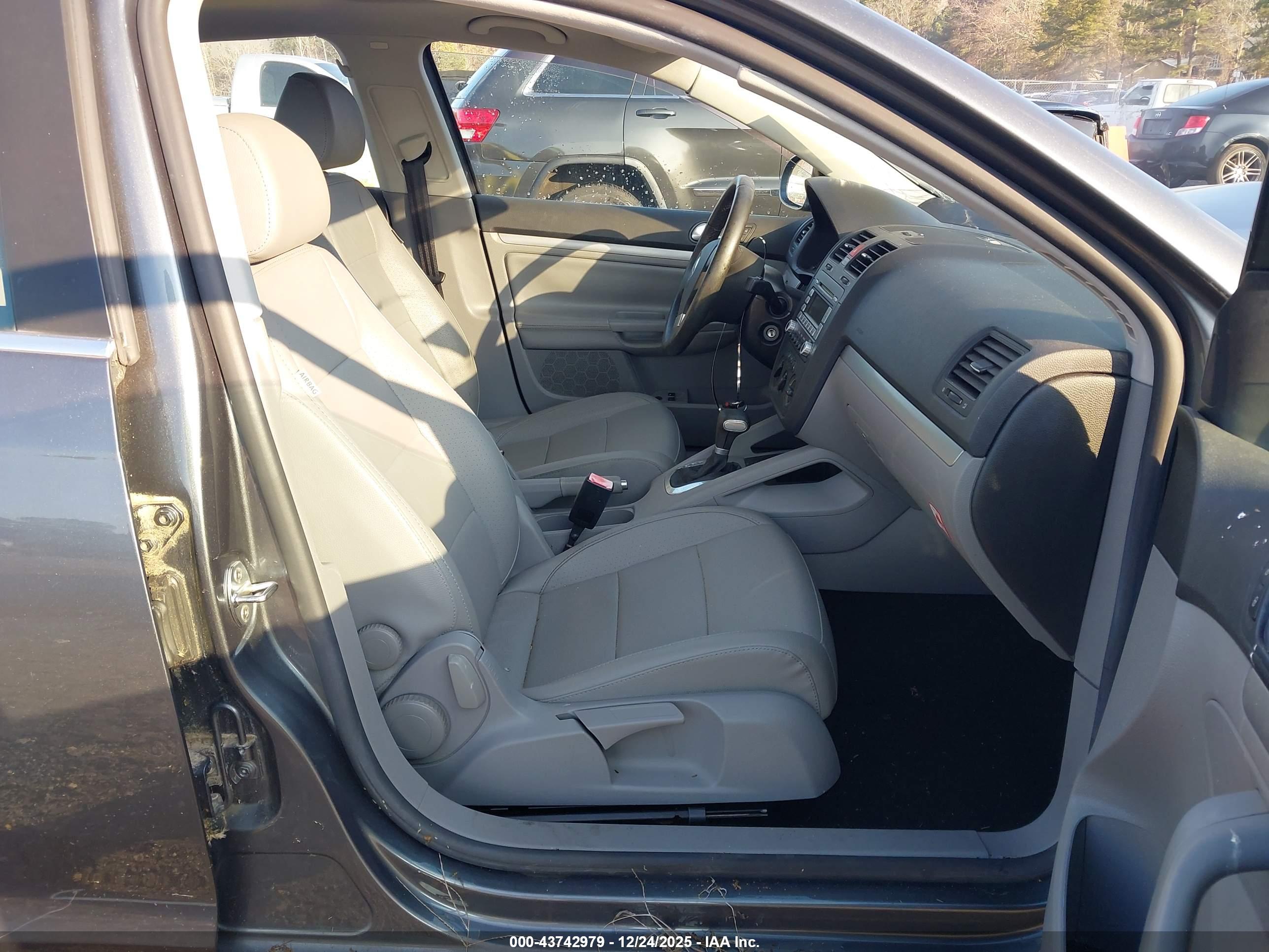 VOLKSWAGEN JETTA image 5
