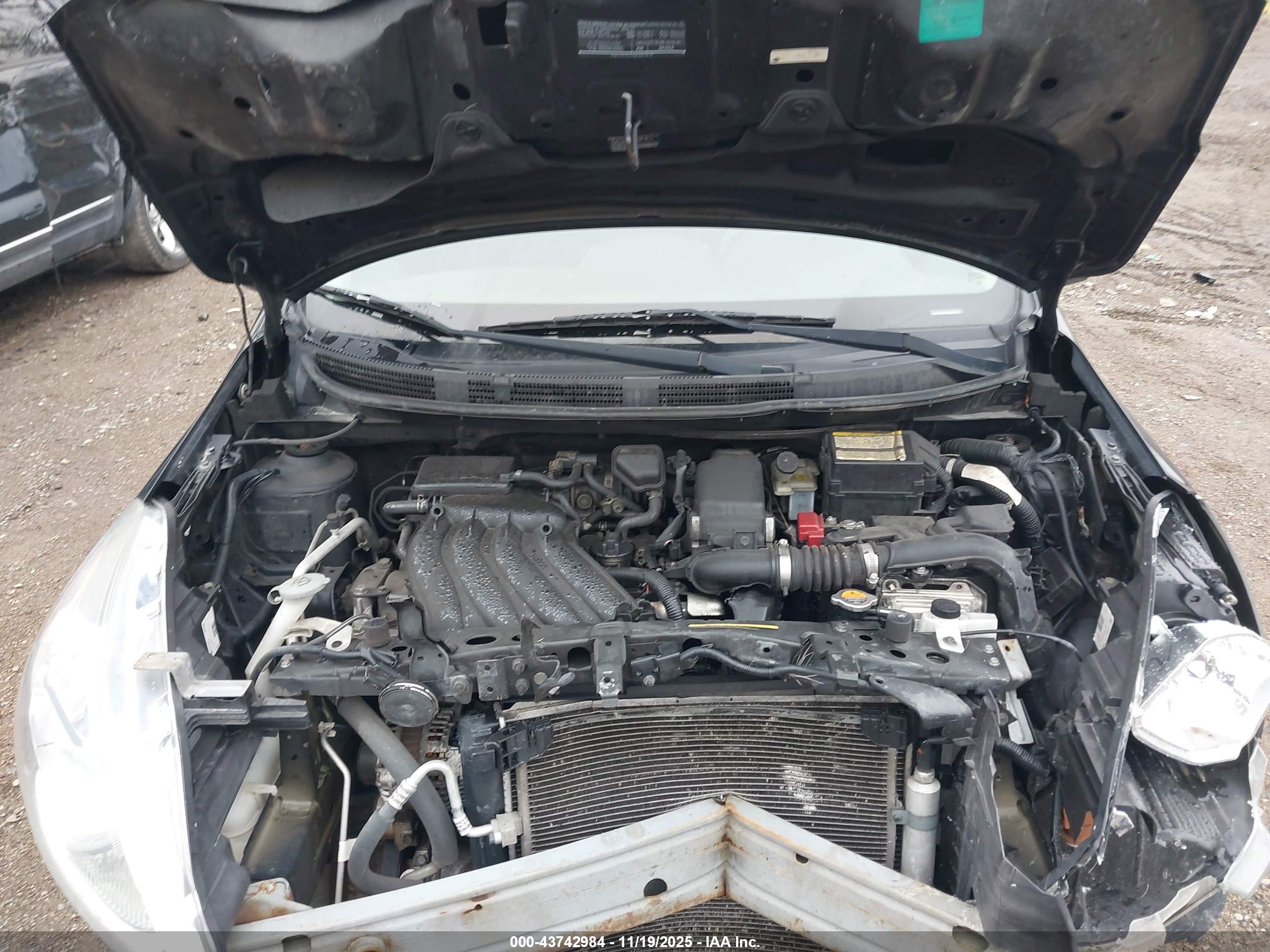 NISSAN VERSA image 10