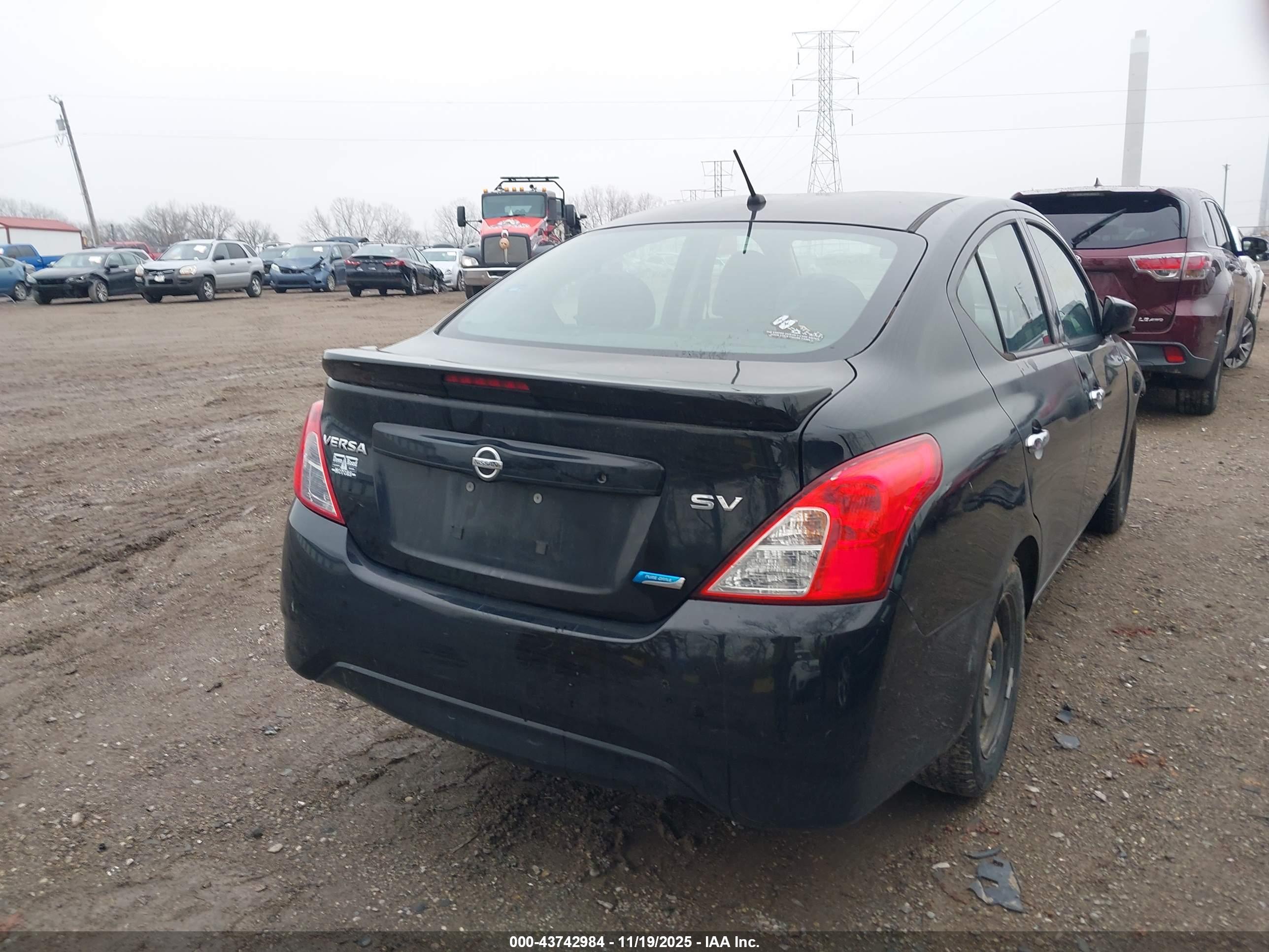 NISSAN VERSA image 4