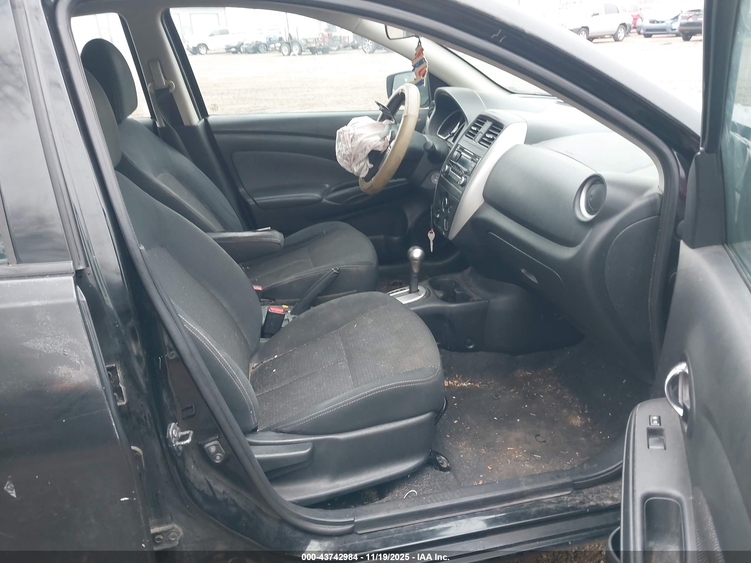NISSAN VERSA image 5