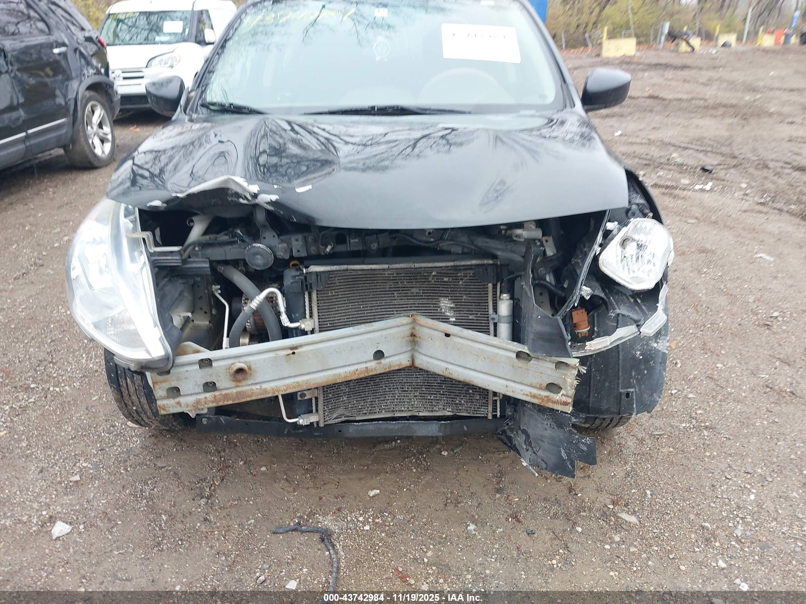 NISSAN VERSA image 6