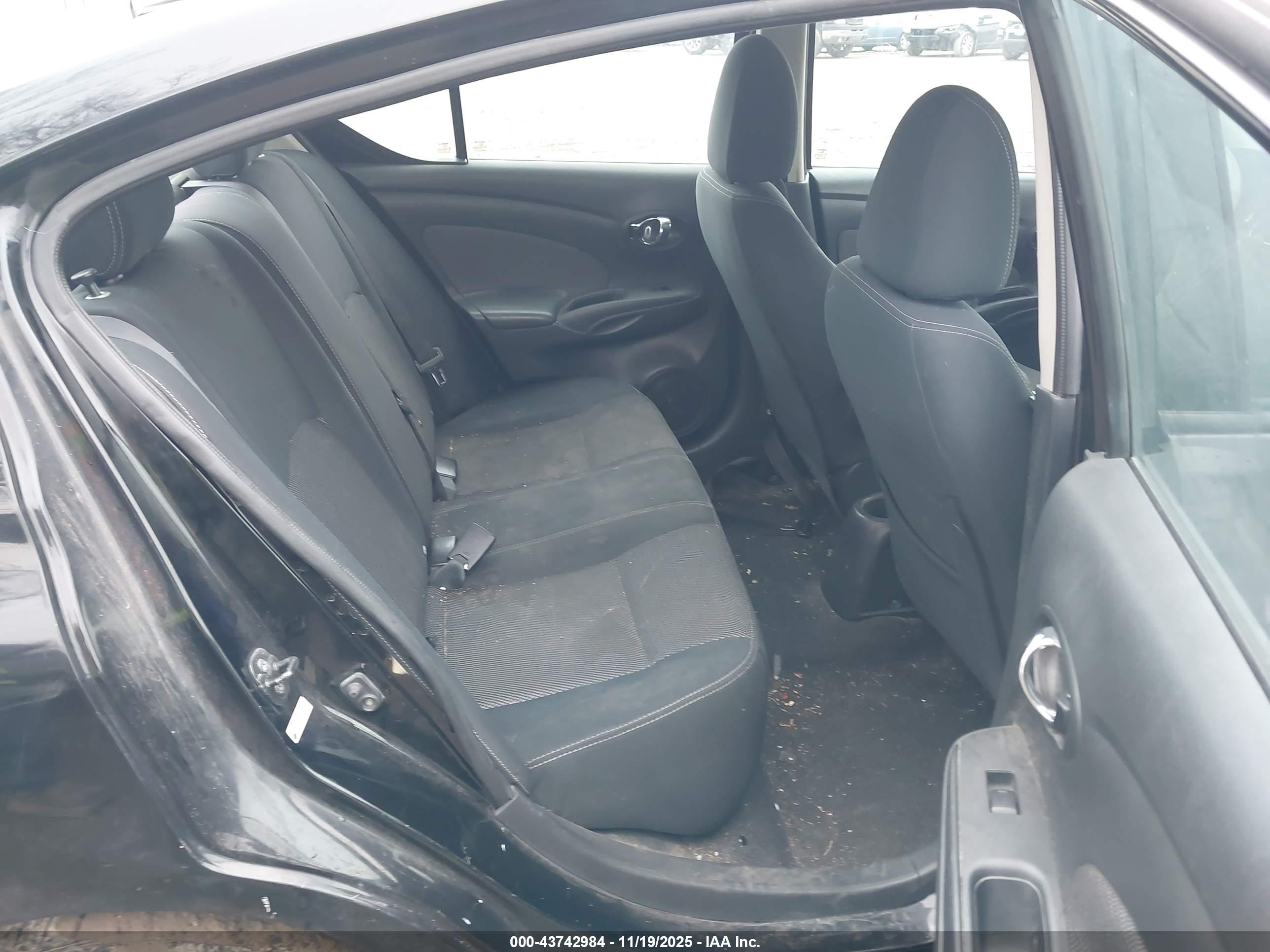 NISSAN VERSA image 8