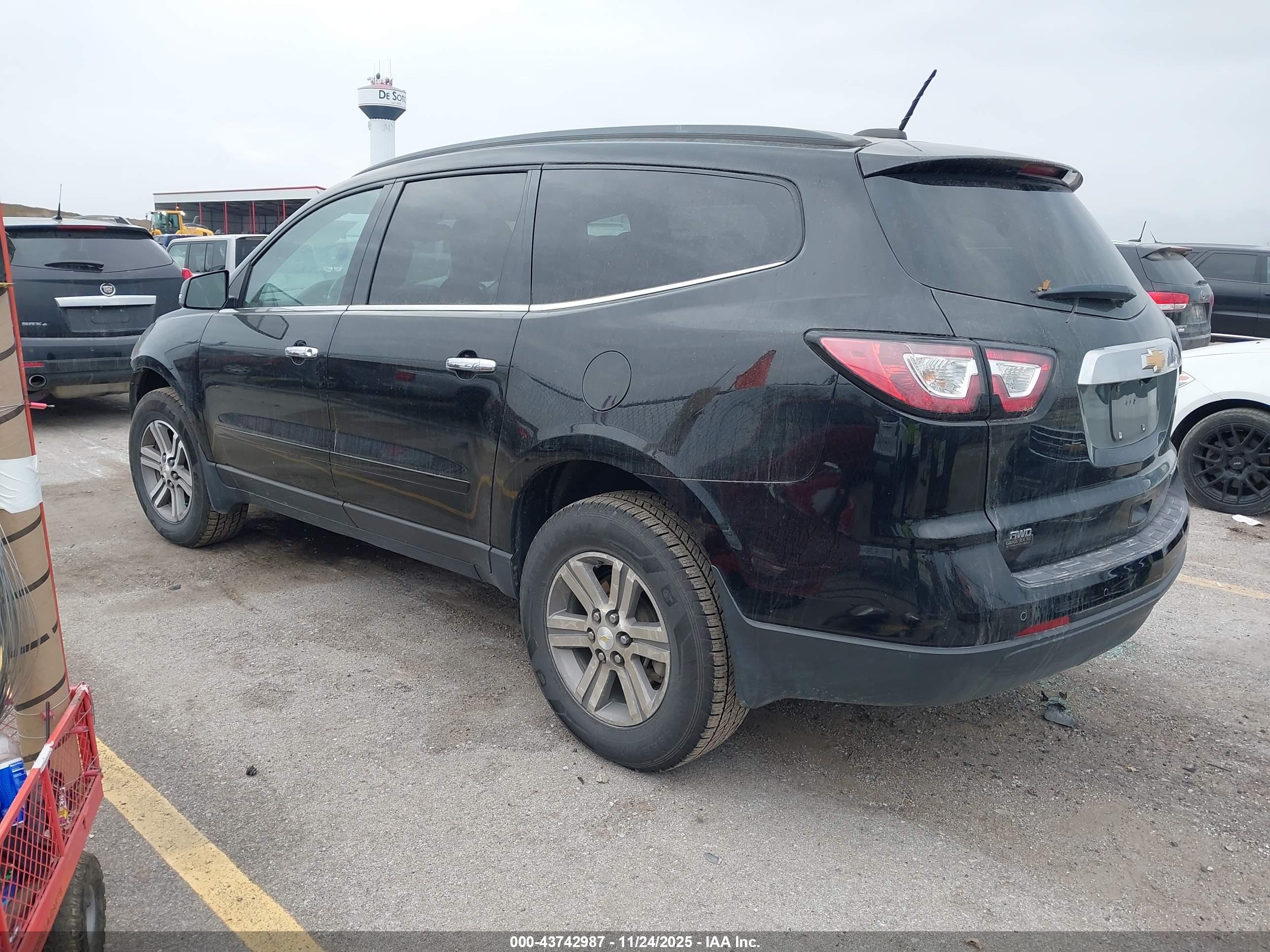 CHEVROLET TRAVERSE image 3