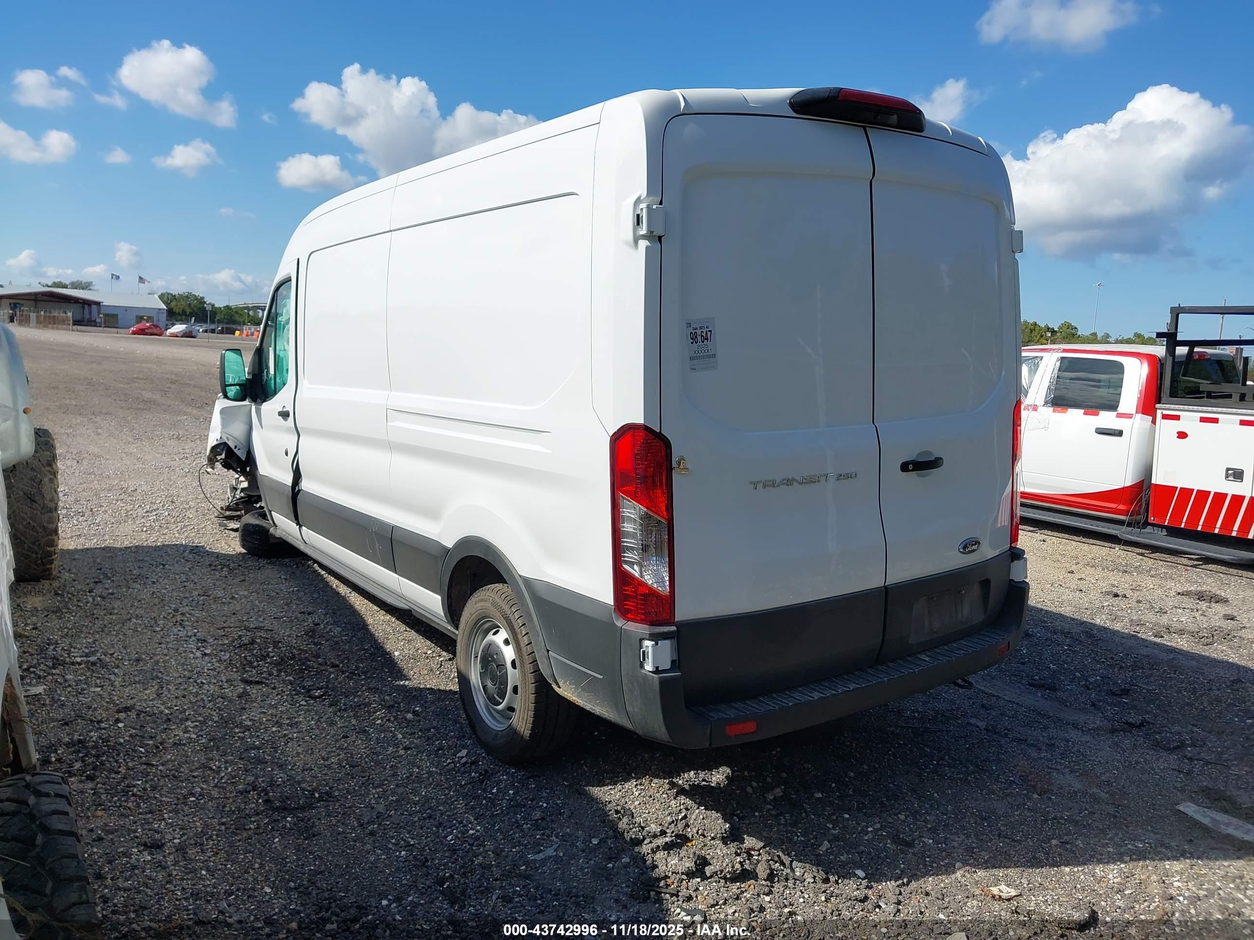 FORD TRANSIT-250 image 3
