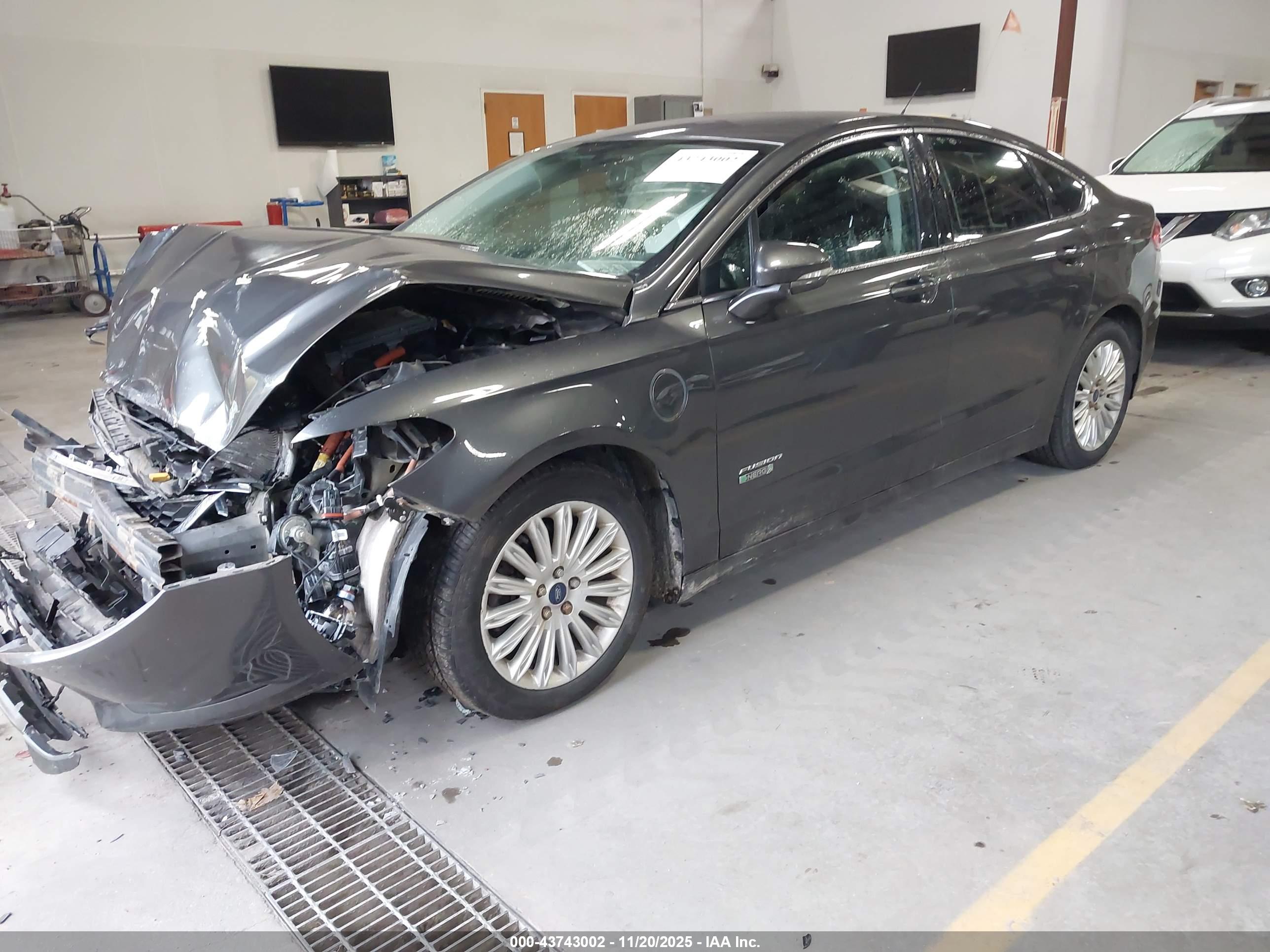 FORD FUSION image 2