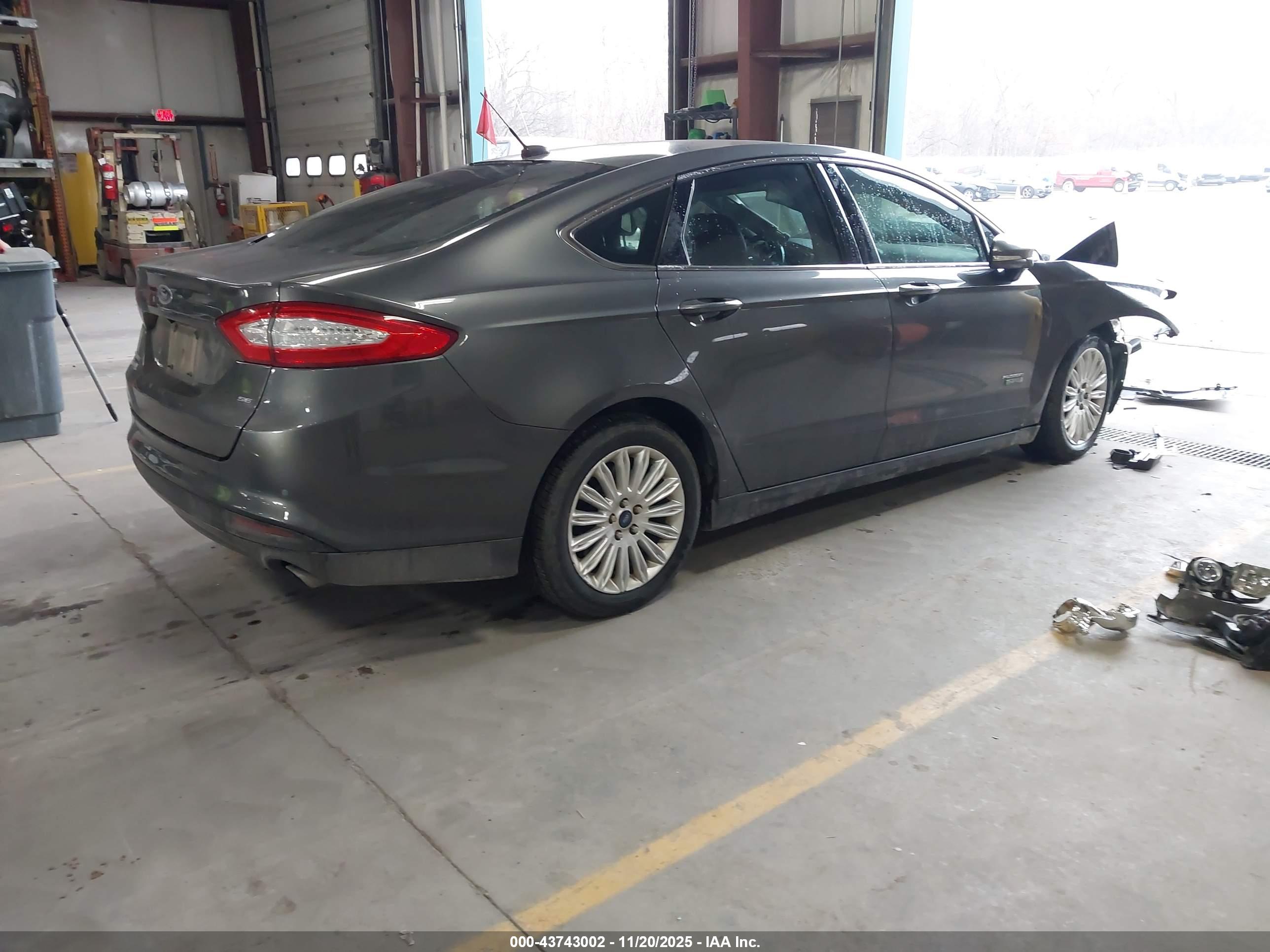 FORD FUSION image 4