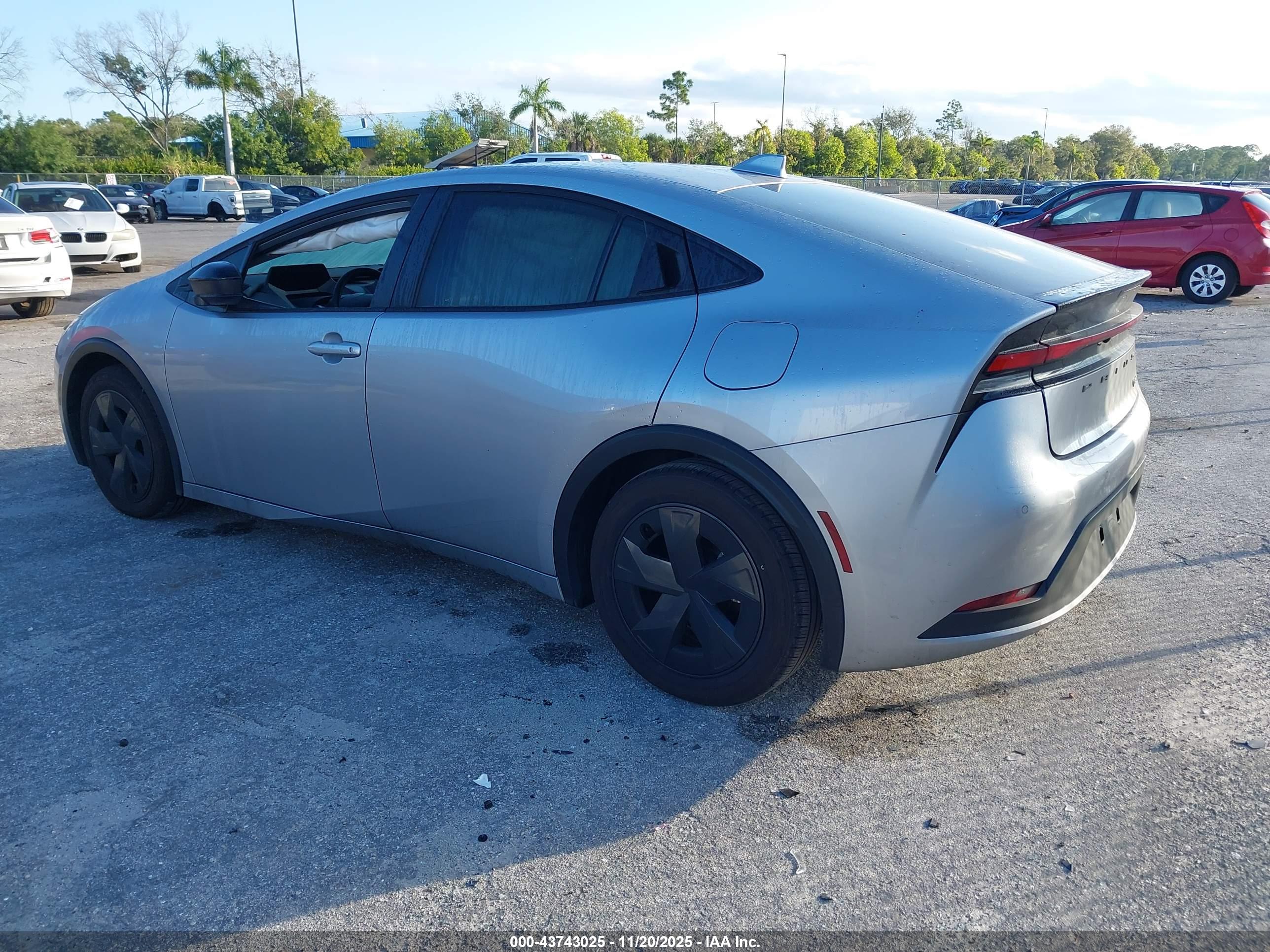 TOYOTA PRIUS image 3