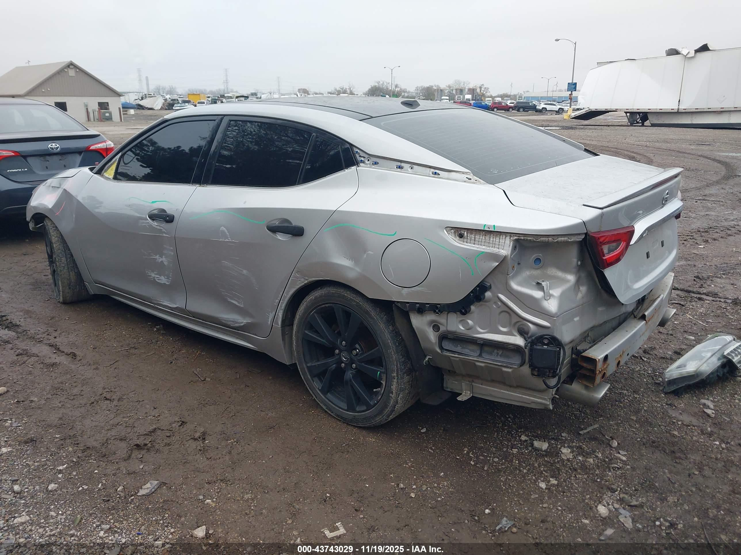 NISSAN MAXIMA image 3