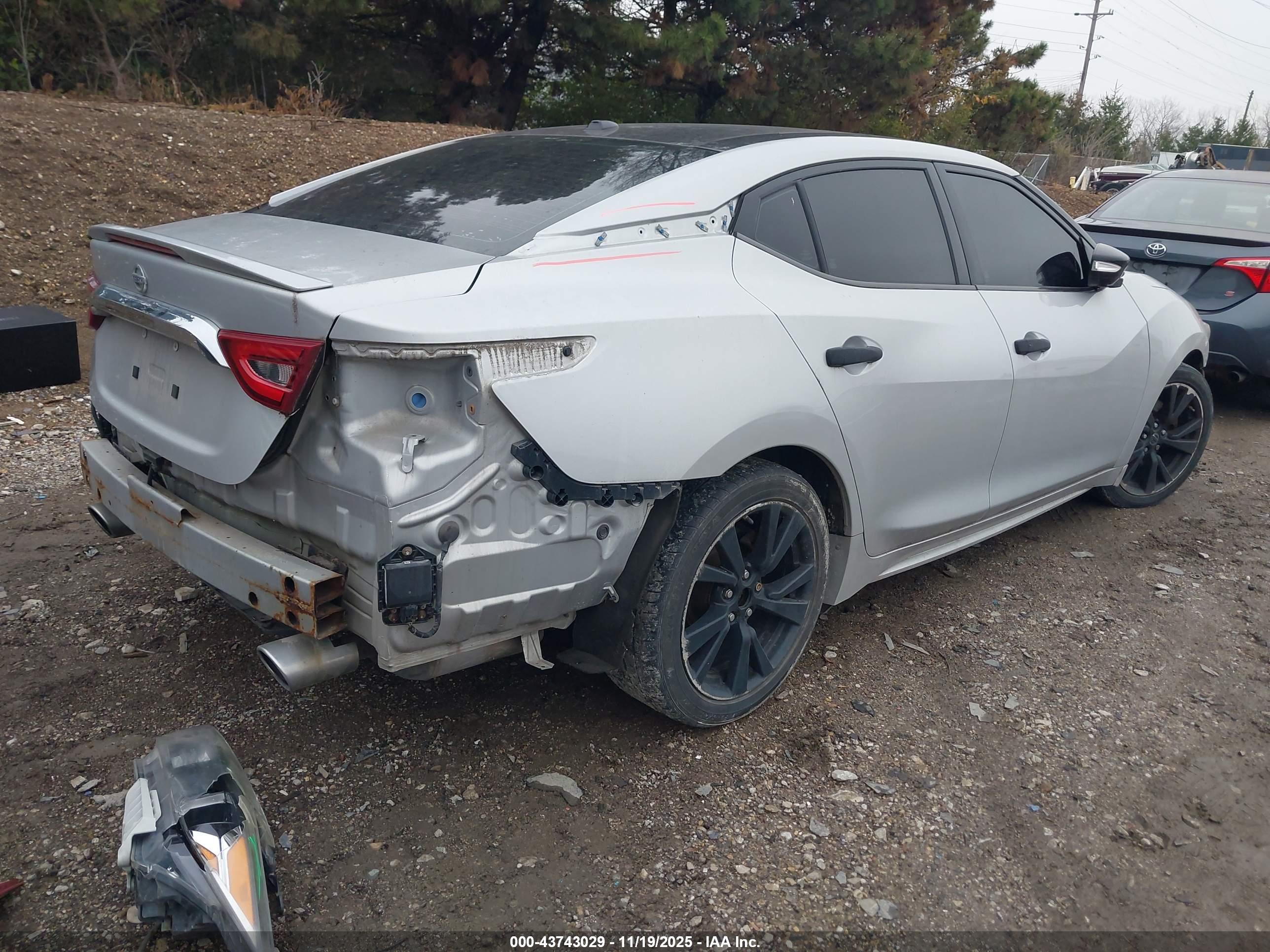 NISSAN MAXIMA image 4