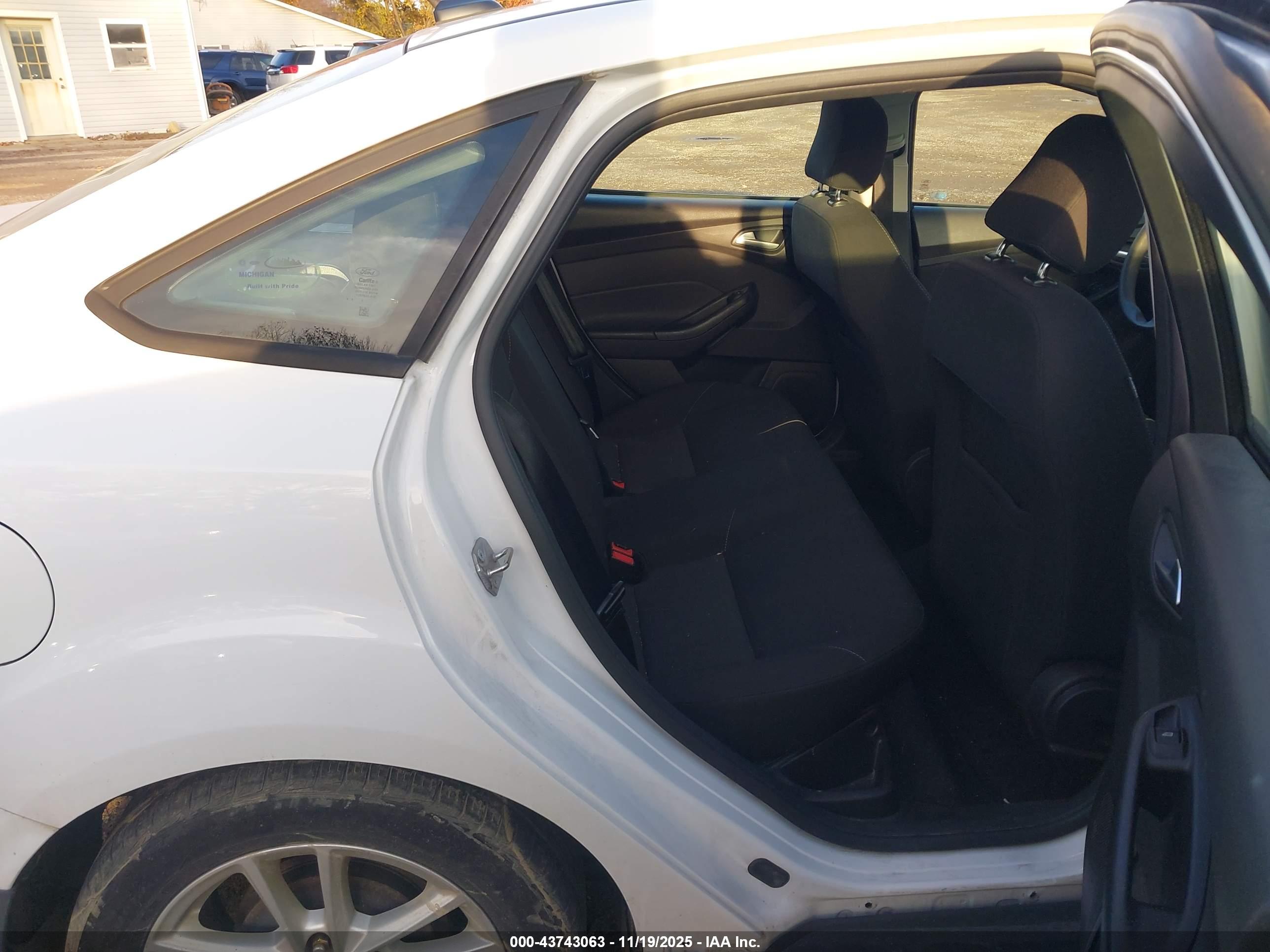 FORD FOCUS image 8