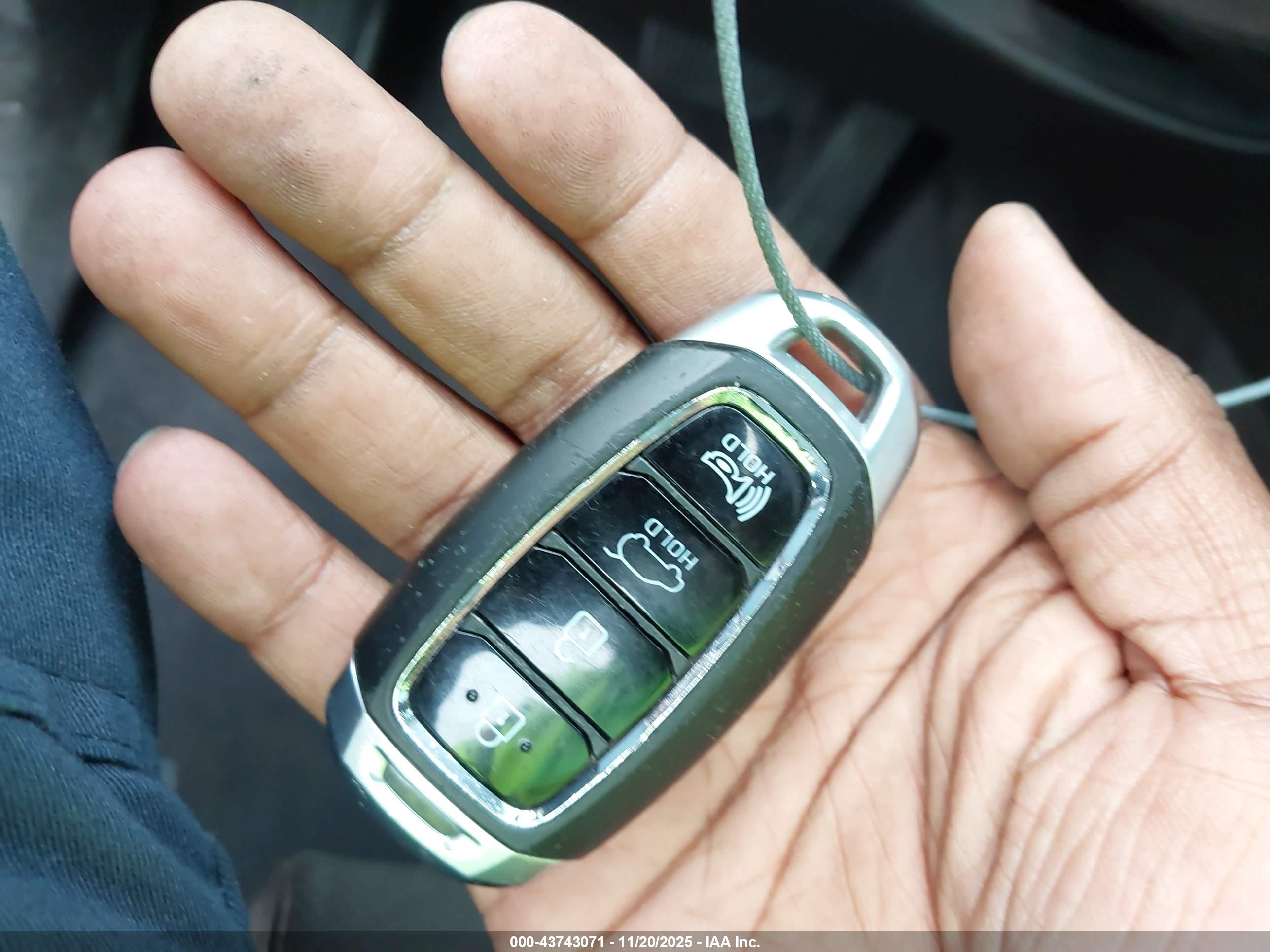 HYUNDAI SANTA image 11