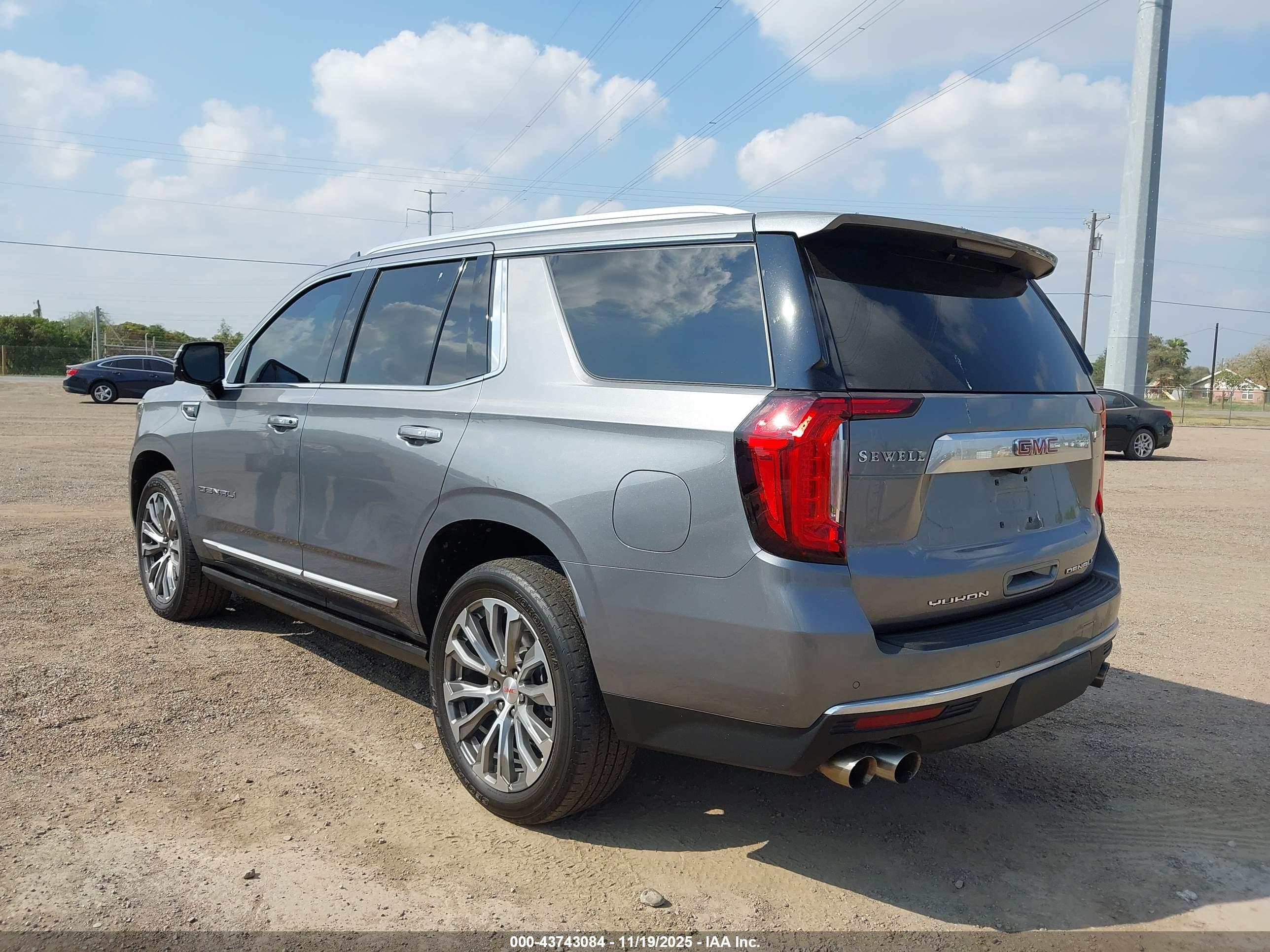 GMC YUKON image 3