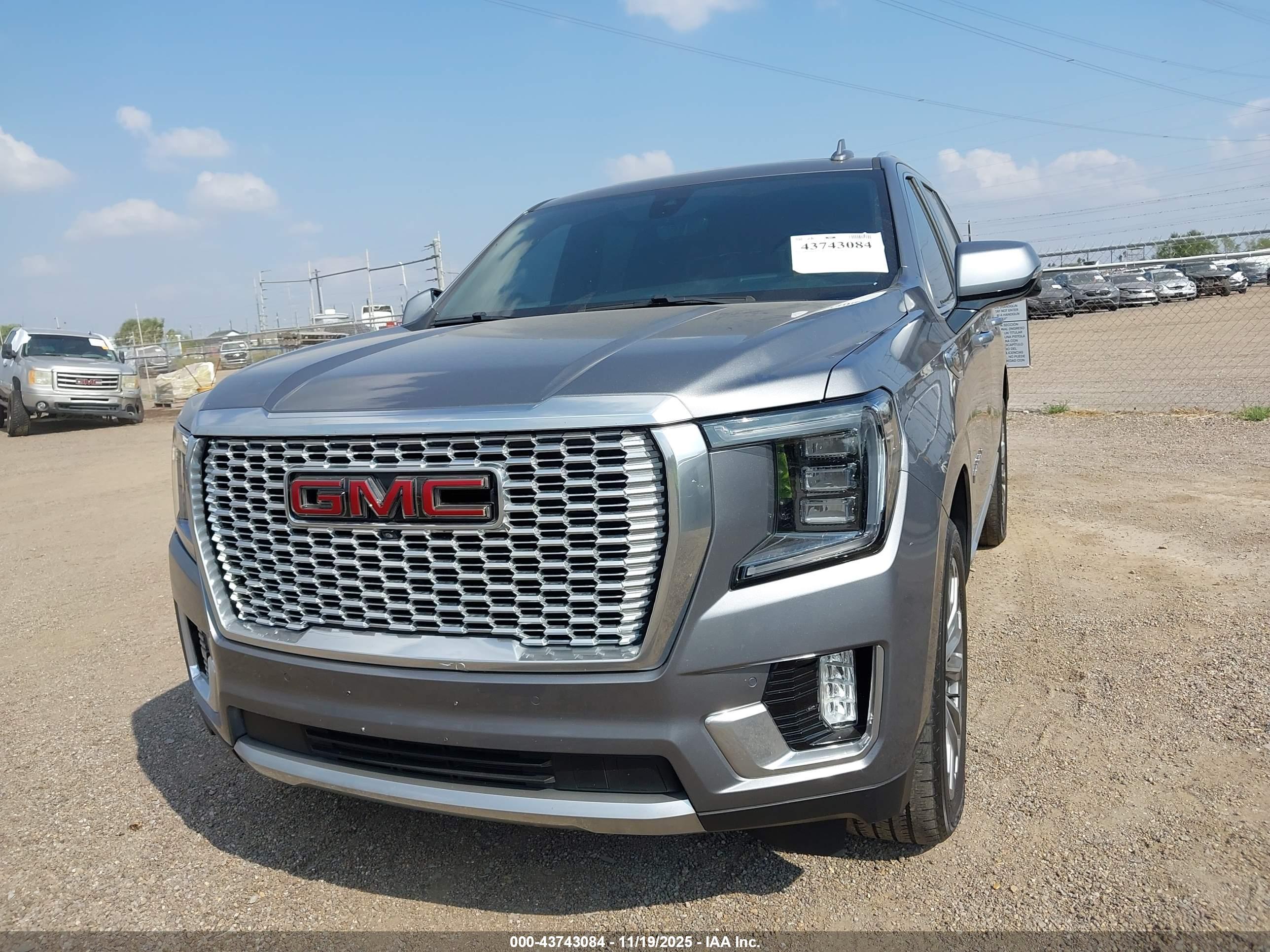 GMC YUKON image 6
