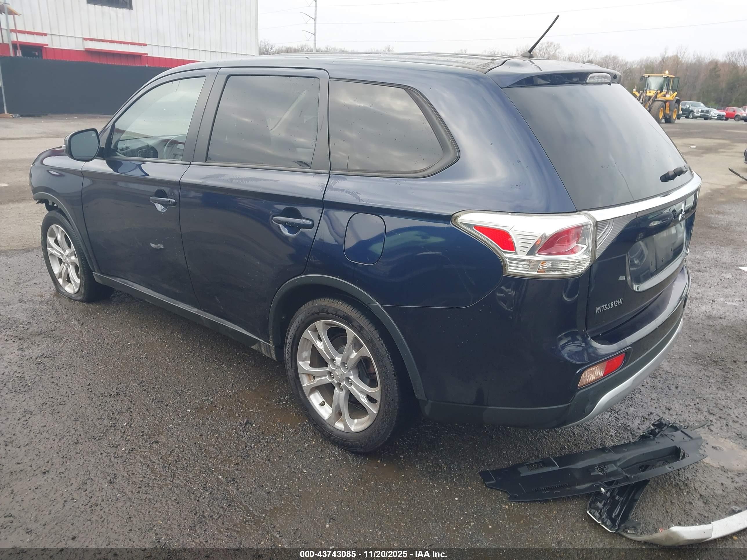MITSUBISHI OUTLANDER image 3