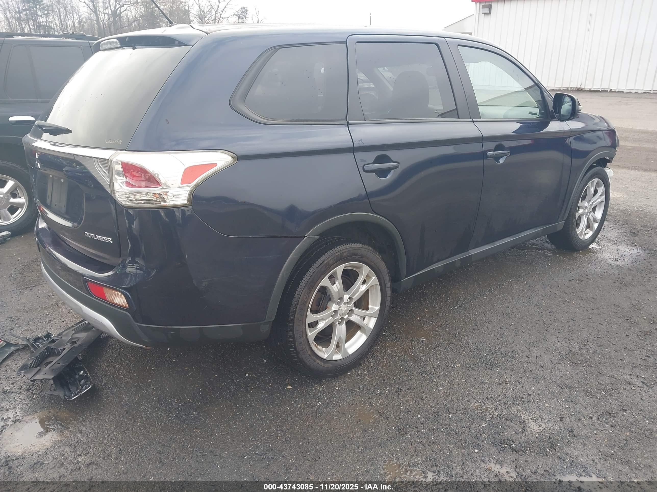MITSUBISHI OUTLANDER image 4