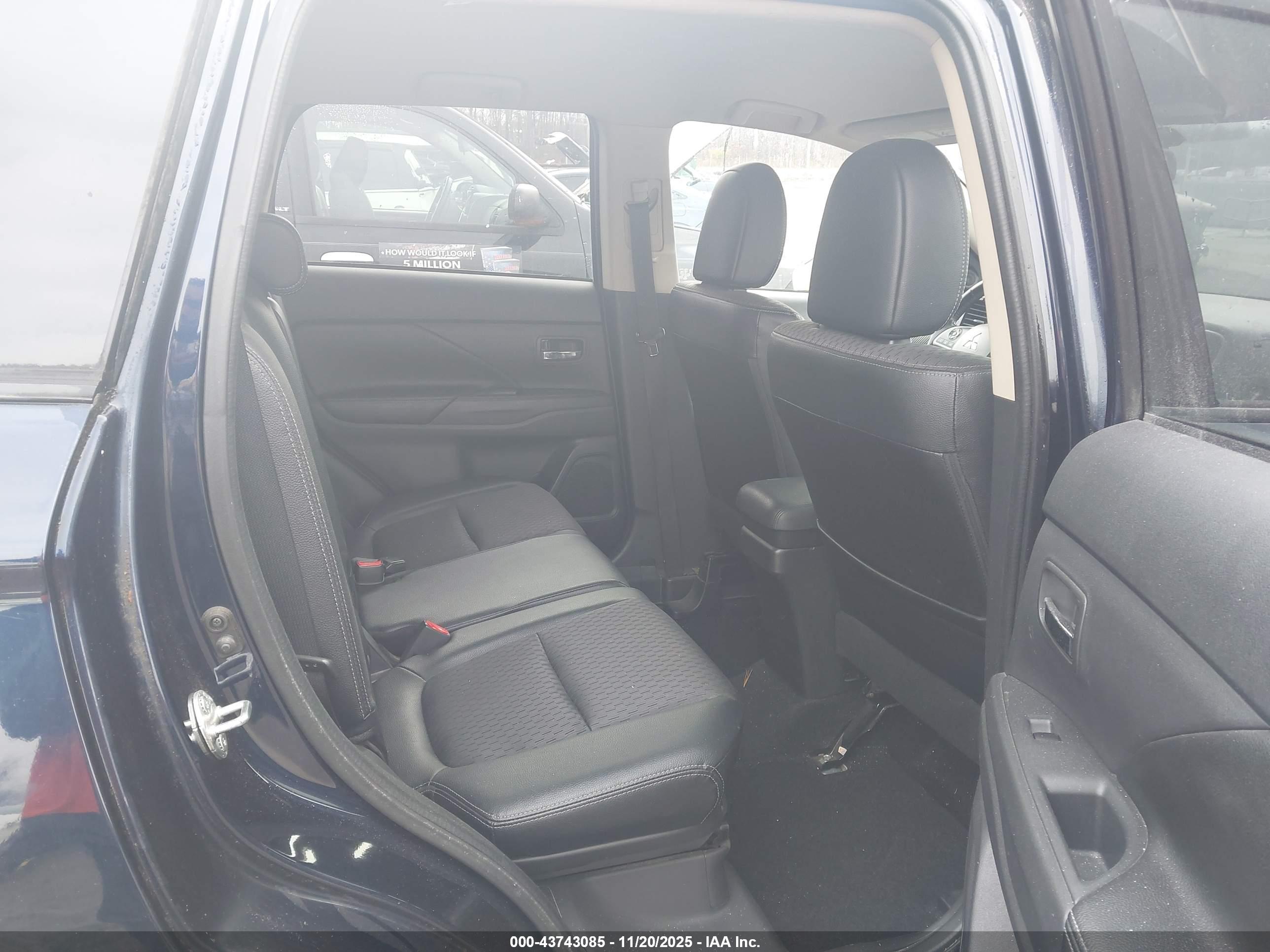 MITSUBISHI OUTLANDER image 8
