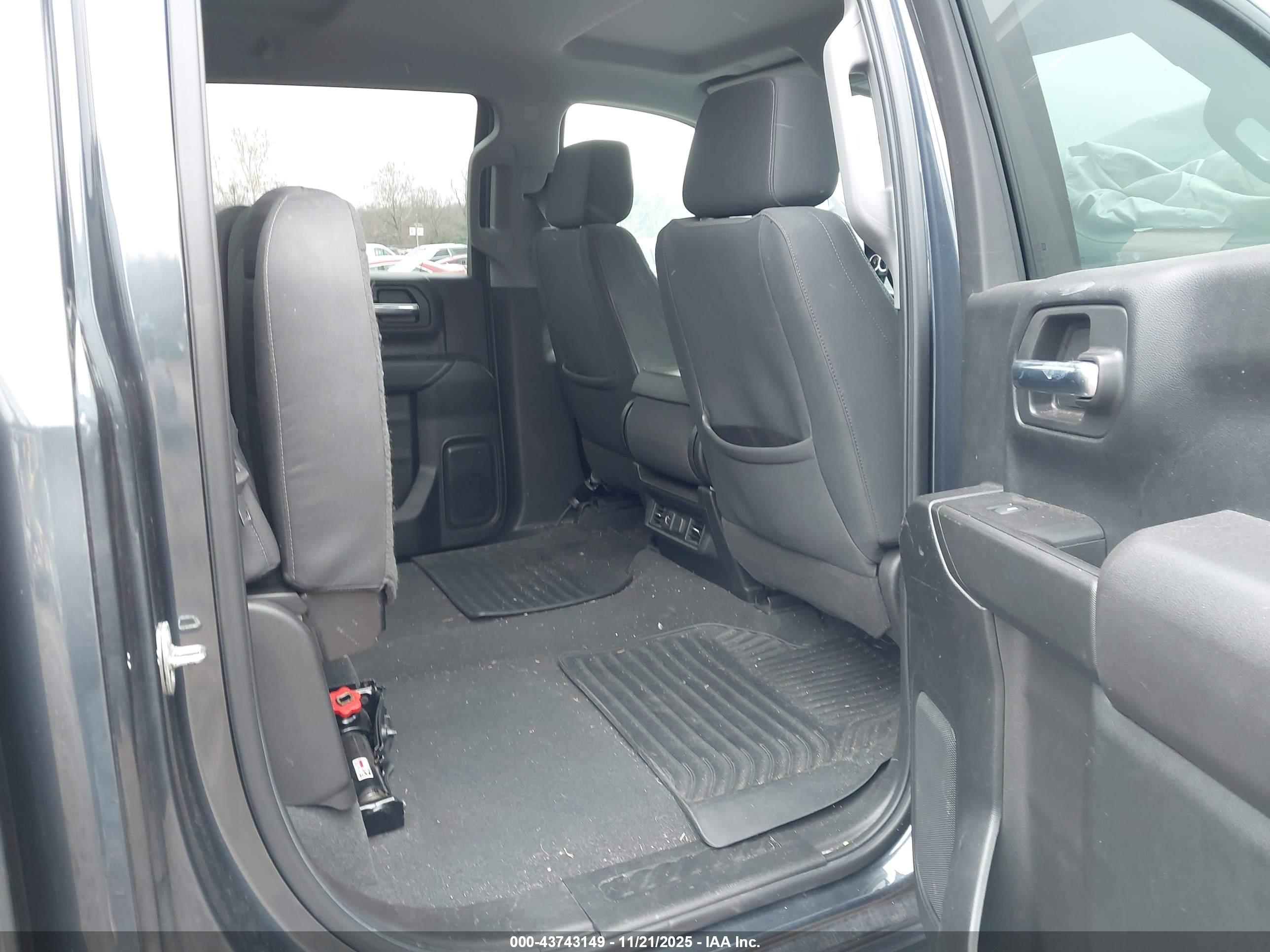 CHEVROLET SILVERADO image 8
