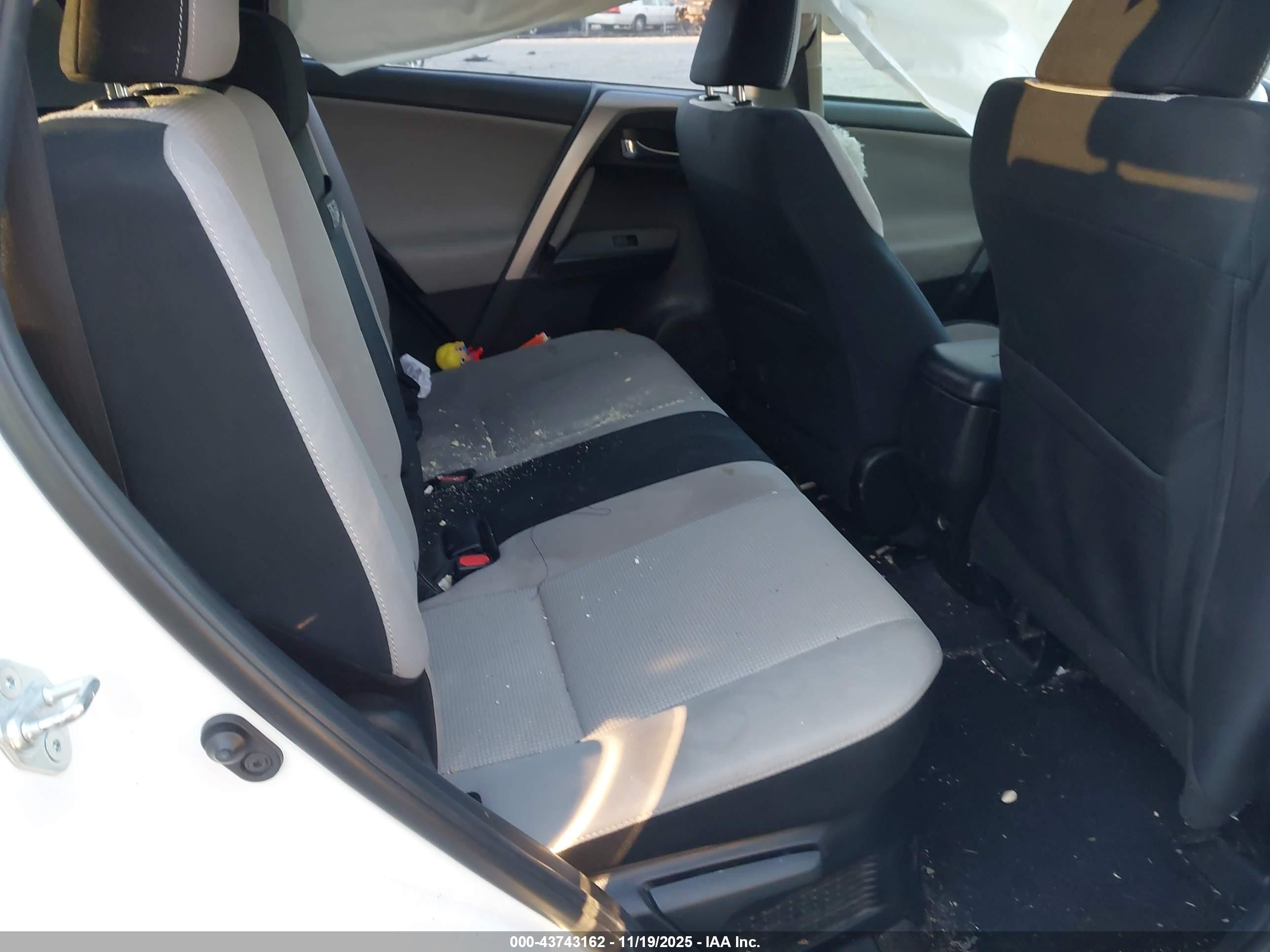 TOYOTA RAV4 image 8