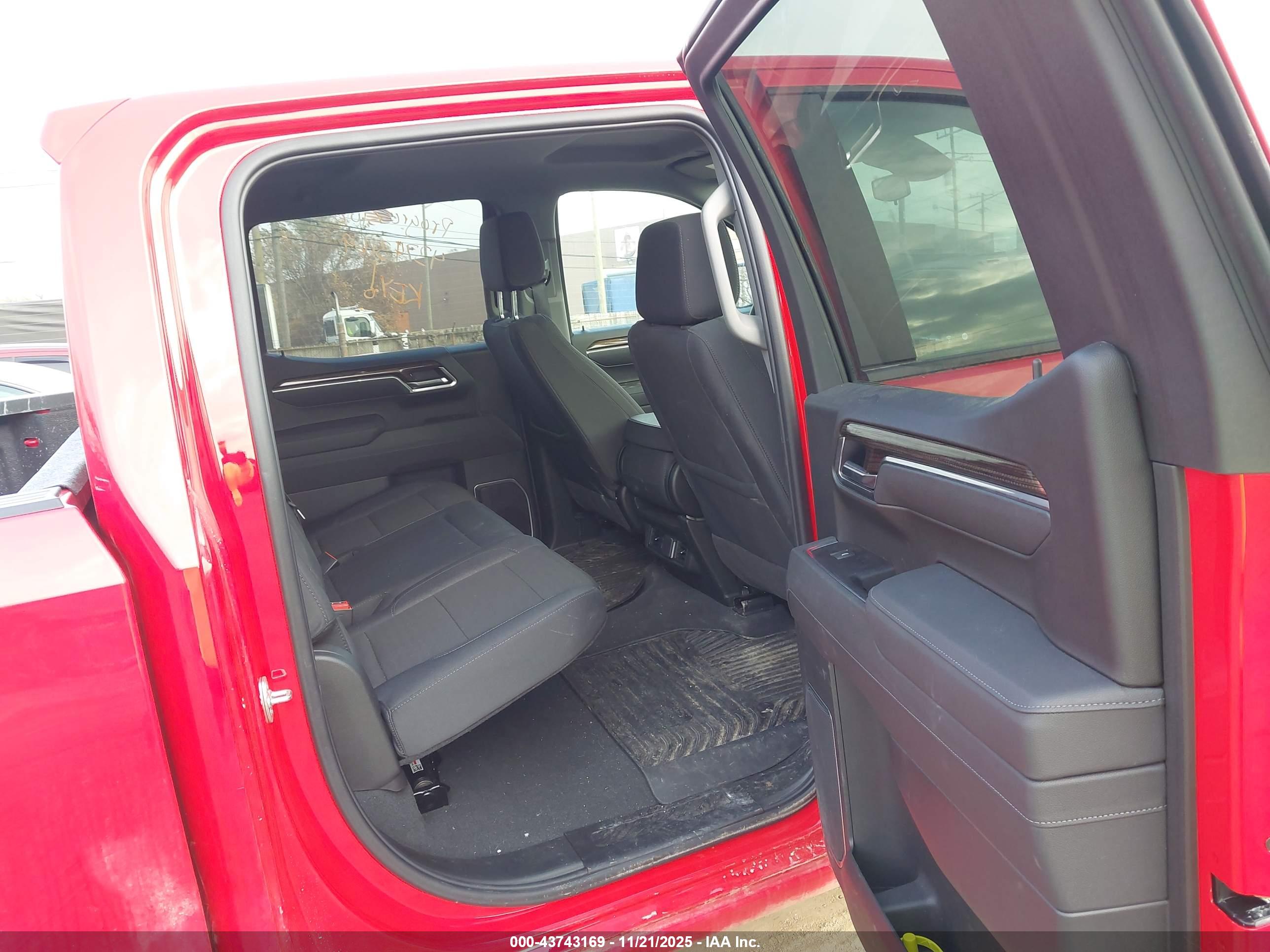 CHEVROLET SILVERADO image 8