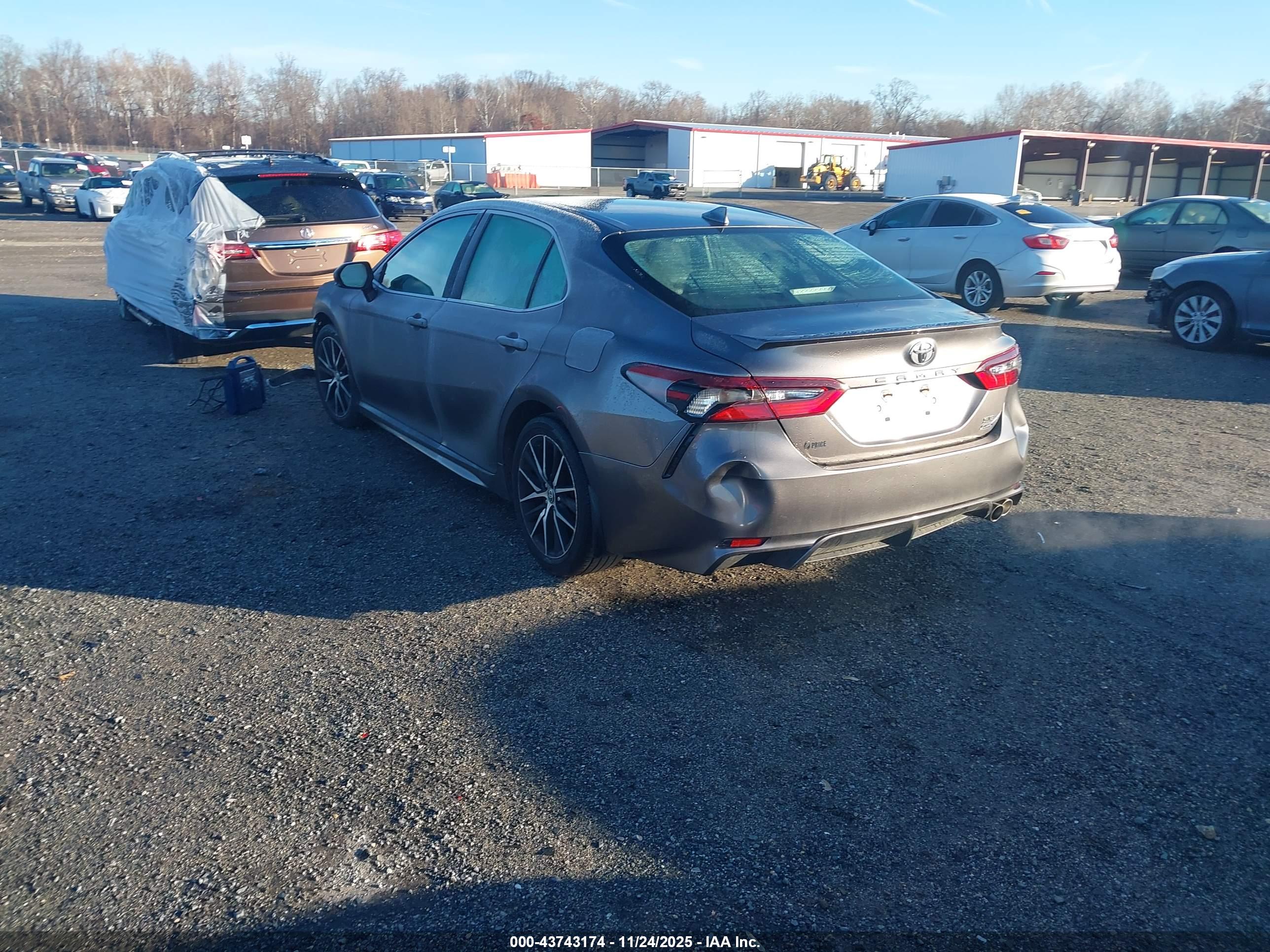 TOYOTA CAMRY image 3