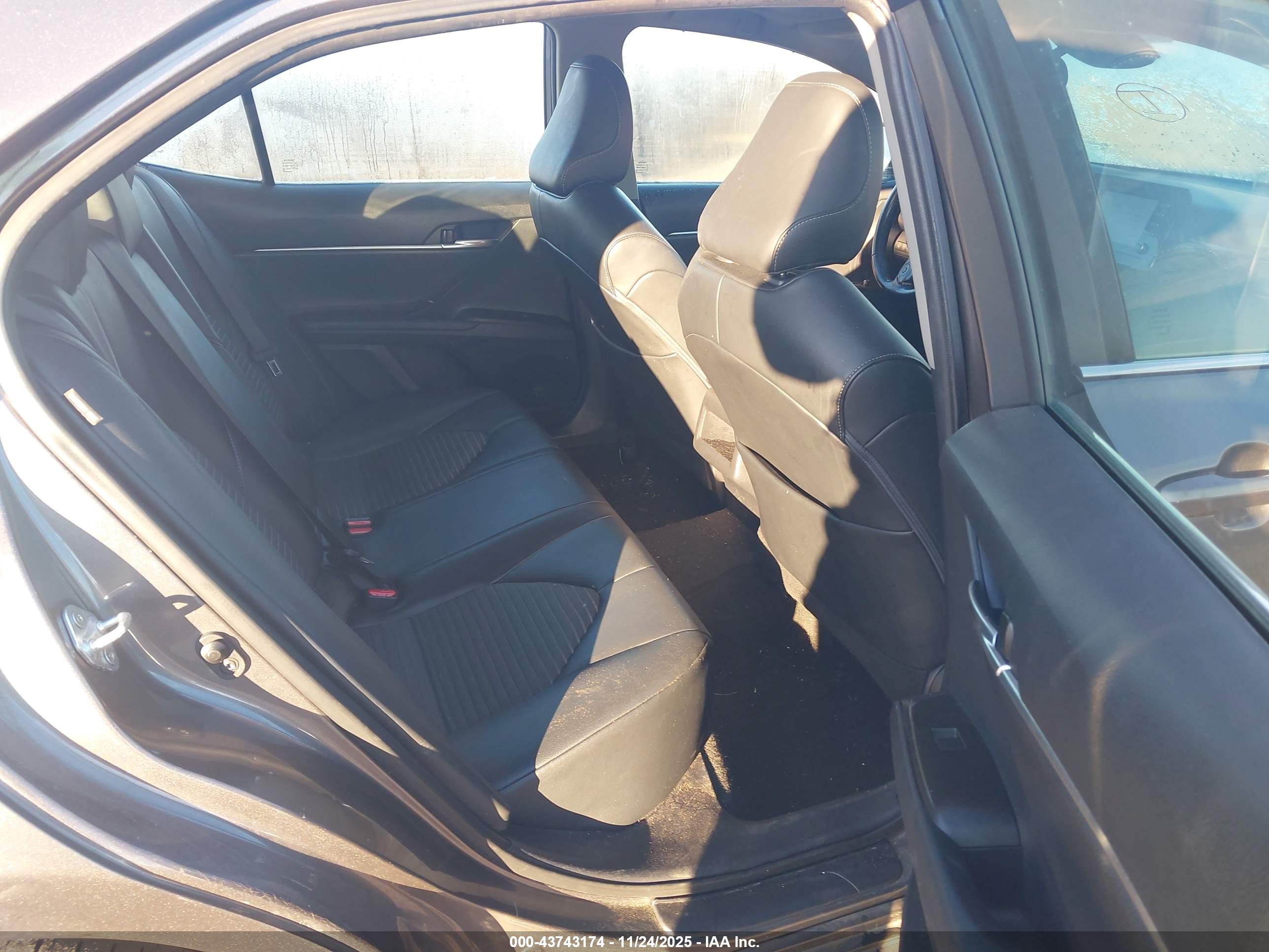TOYOTA CAMRY image 8