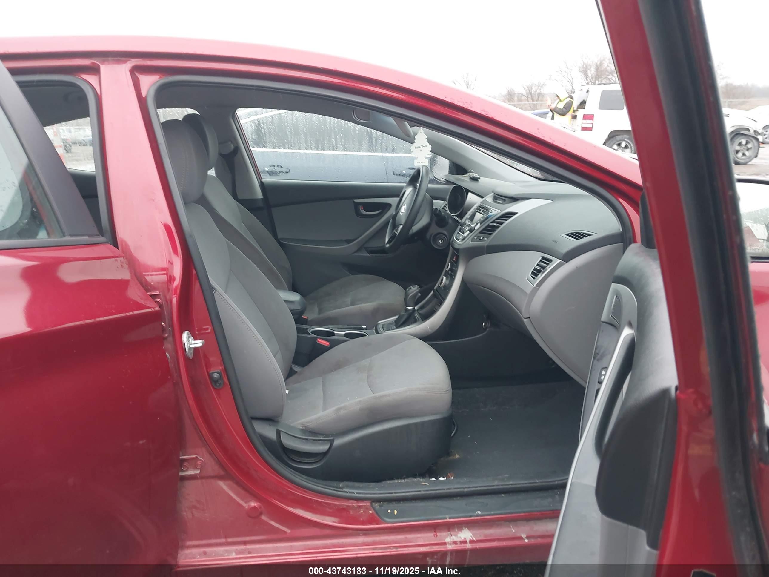 HYUNDAI ELANTRA image 5