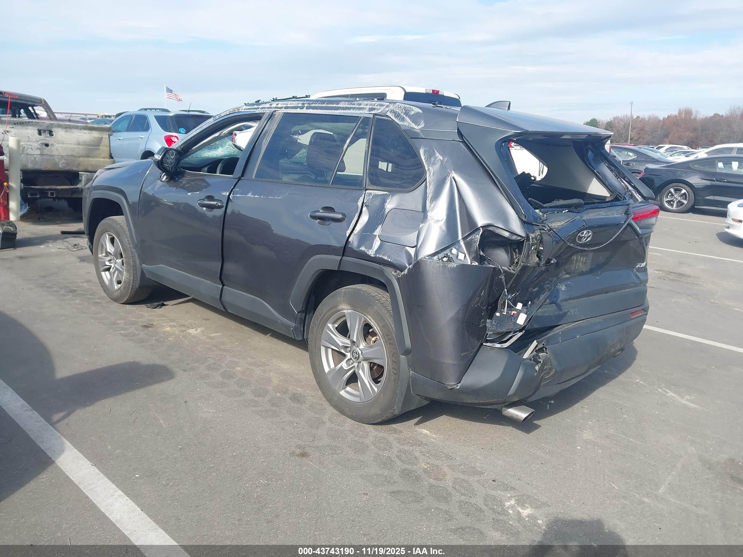 TOYOTA RAV4 image 3