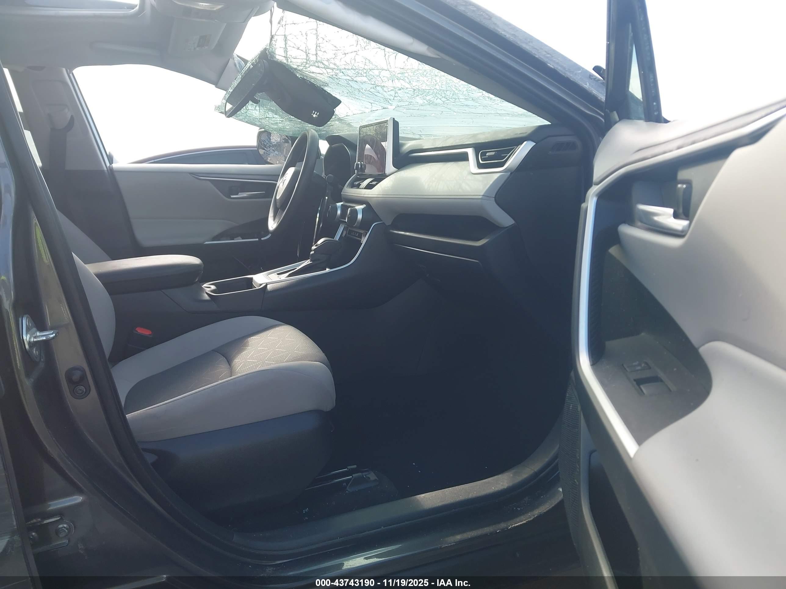 TOYOTA RAV4 image 5