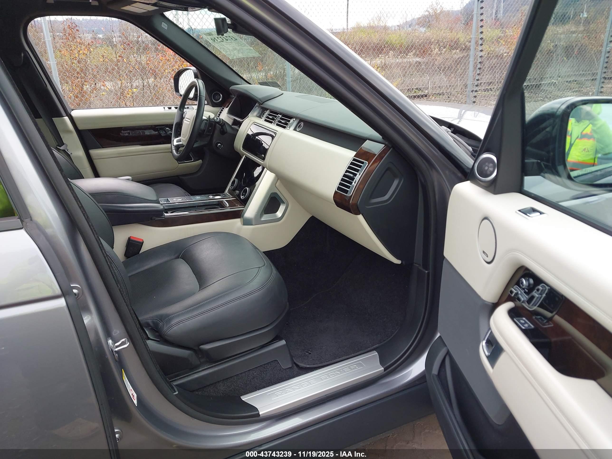 LAND ROVER image 5