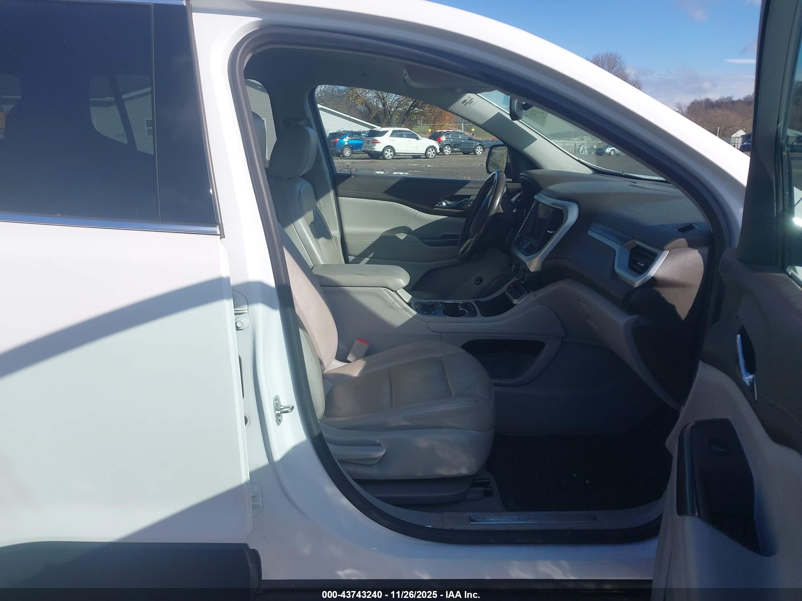GMC ACADIA image 5