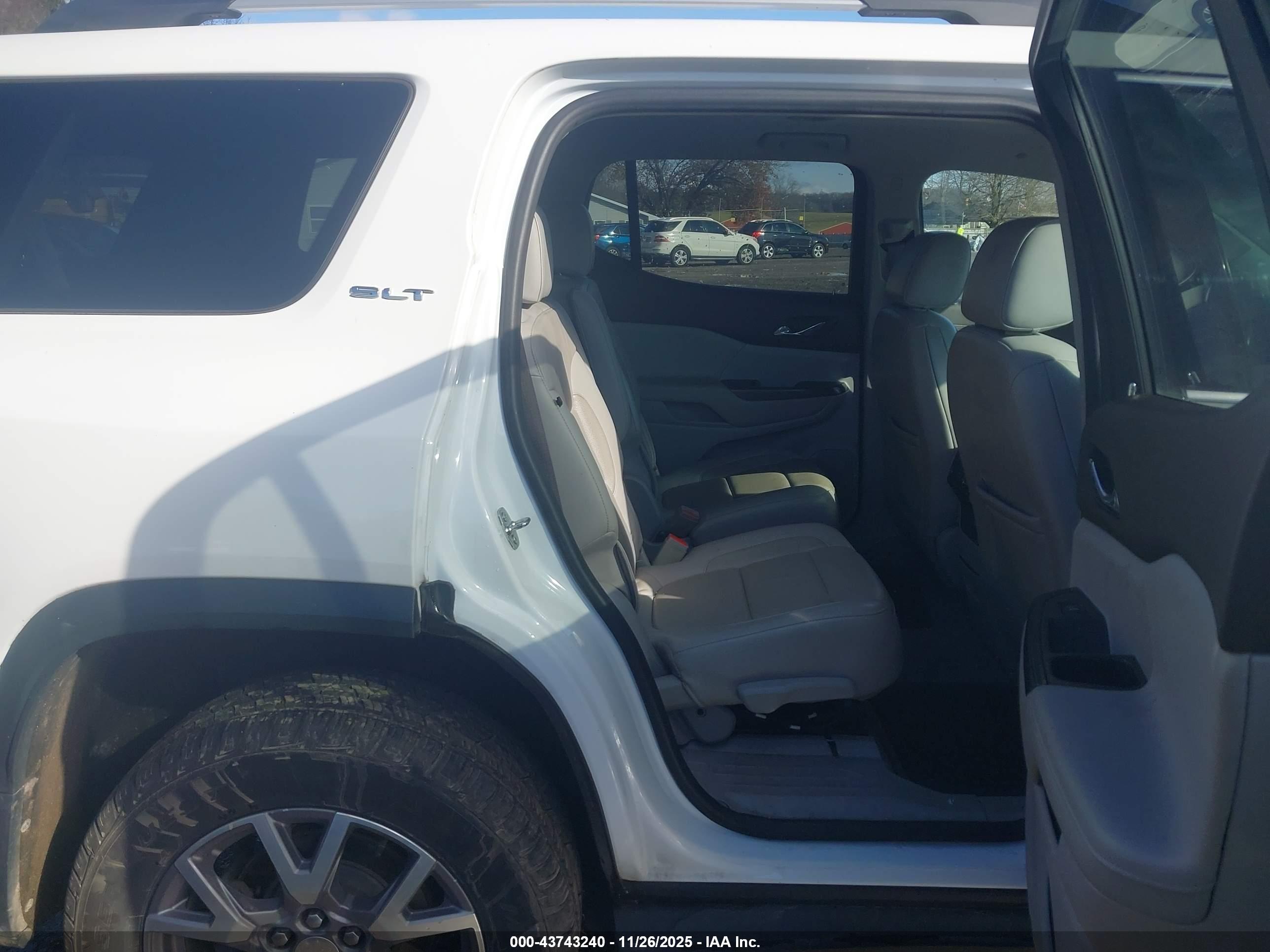 GMC ACADIA image 8