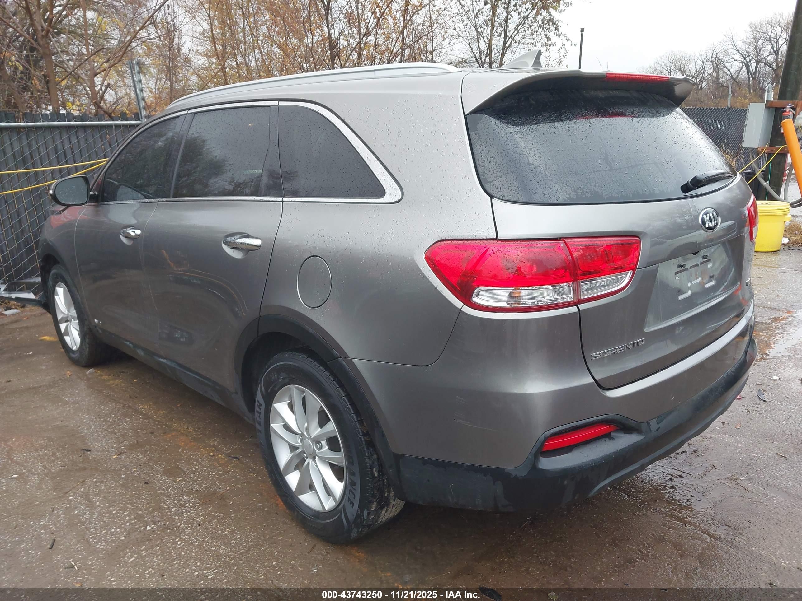 KIA SORENTO image 3