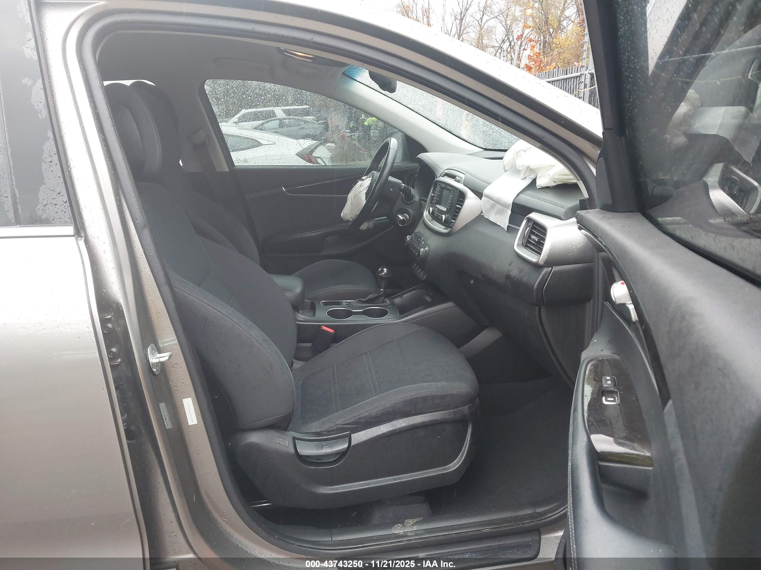 KIA SORENTO image 5