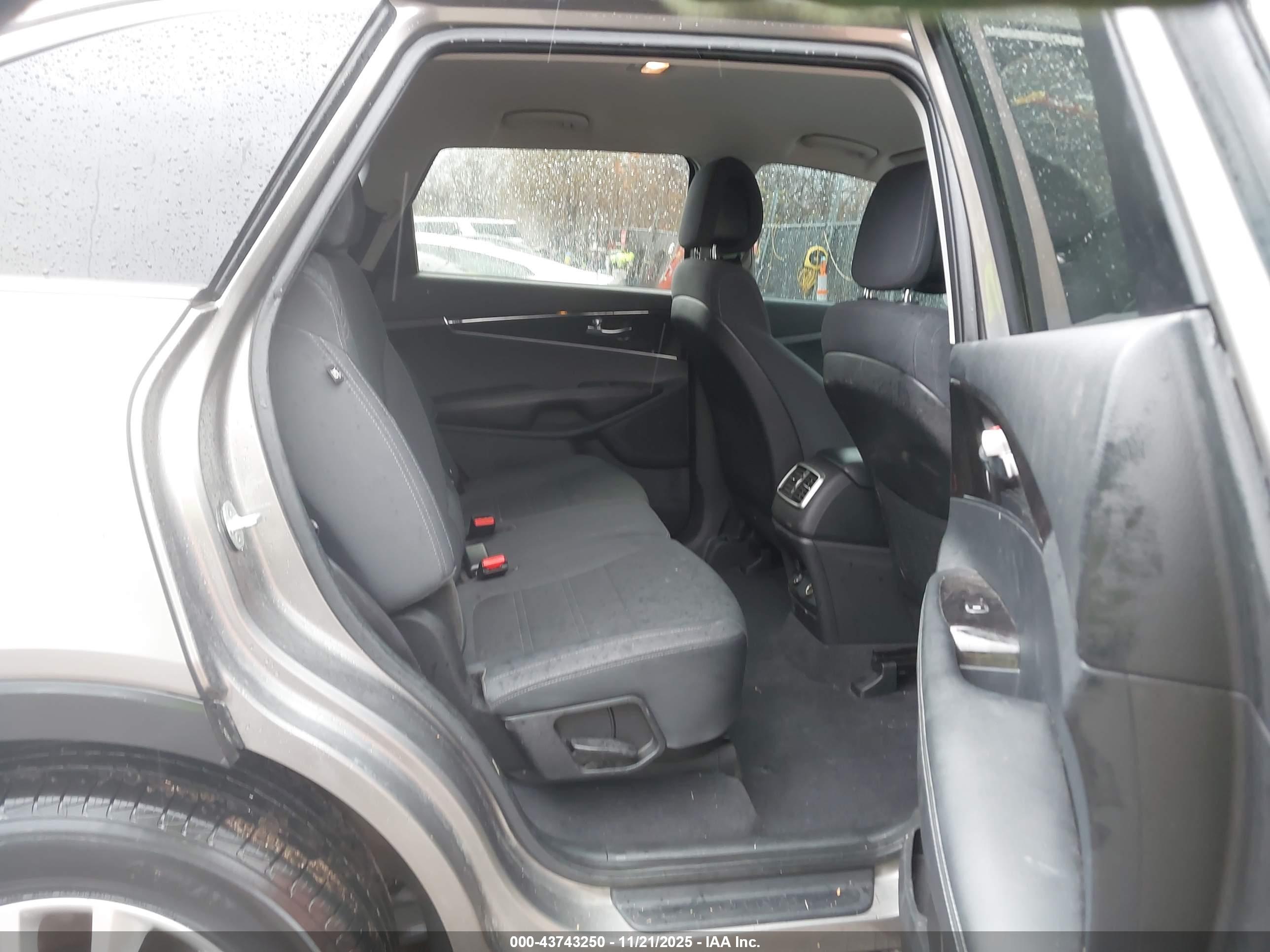 KIA SORENTO image 8