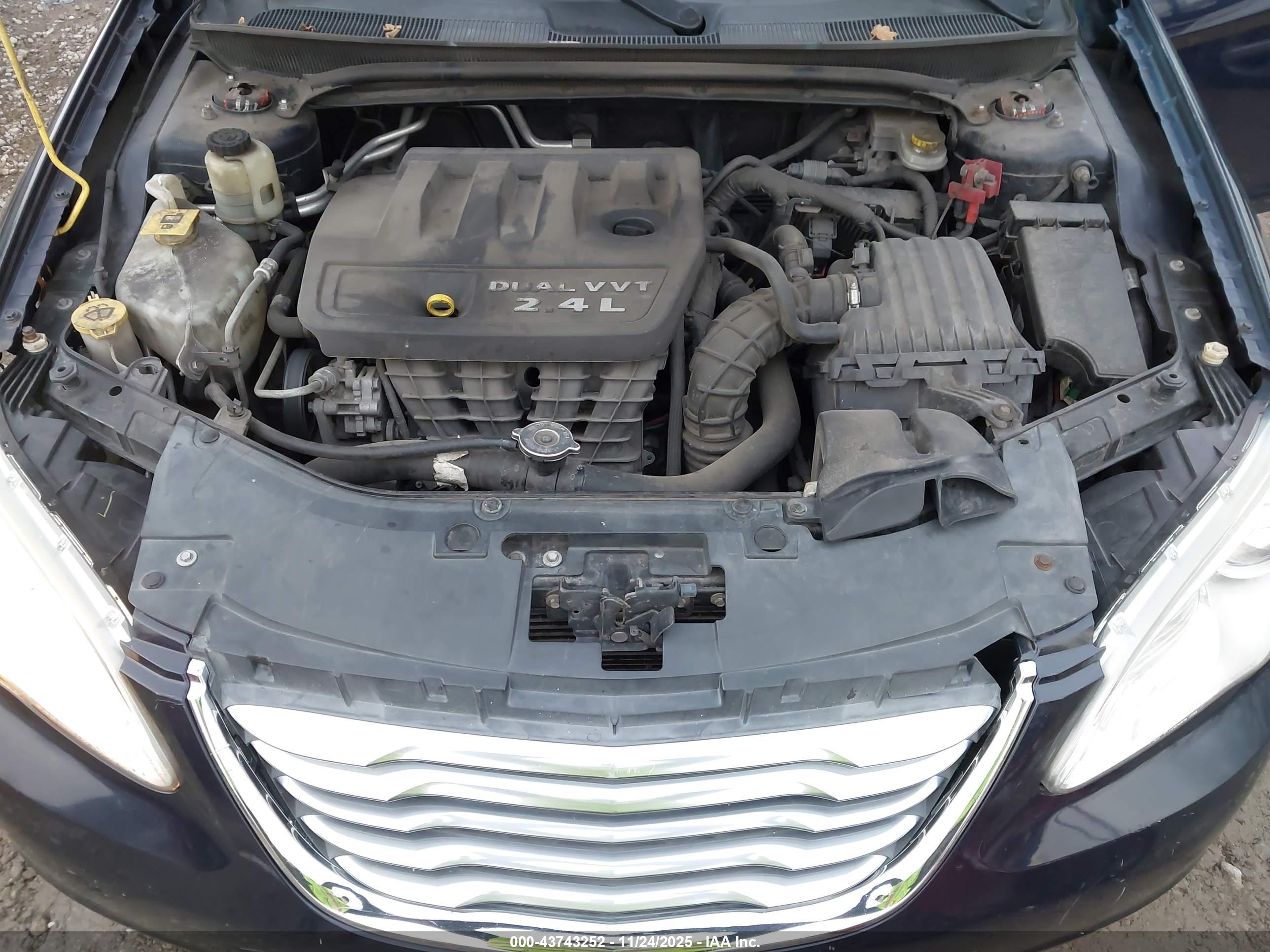 CHRYSLER 200 image 10