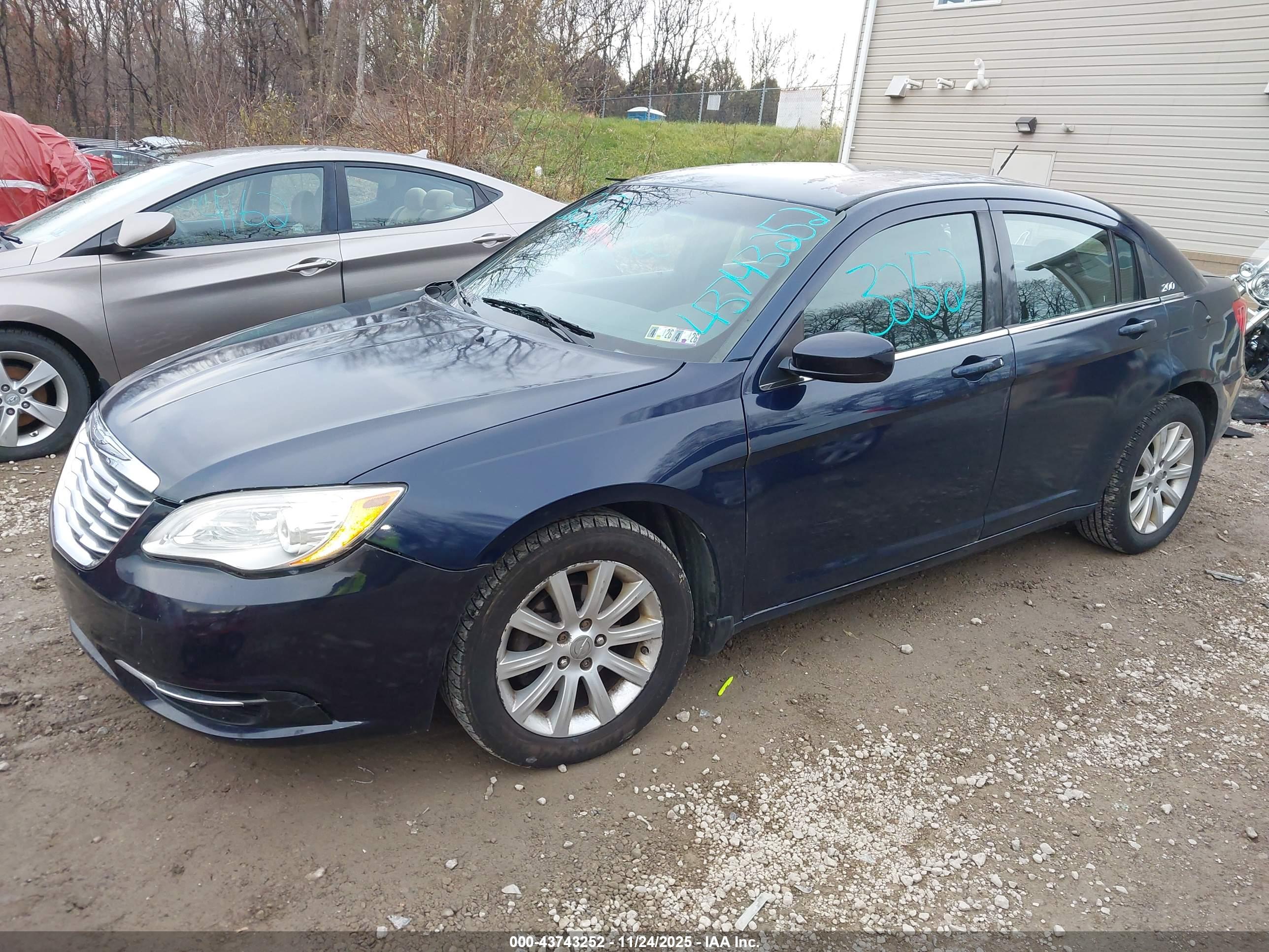 CHRYSLER 200 image 2