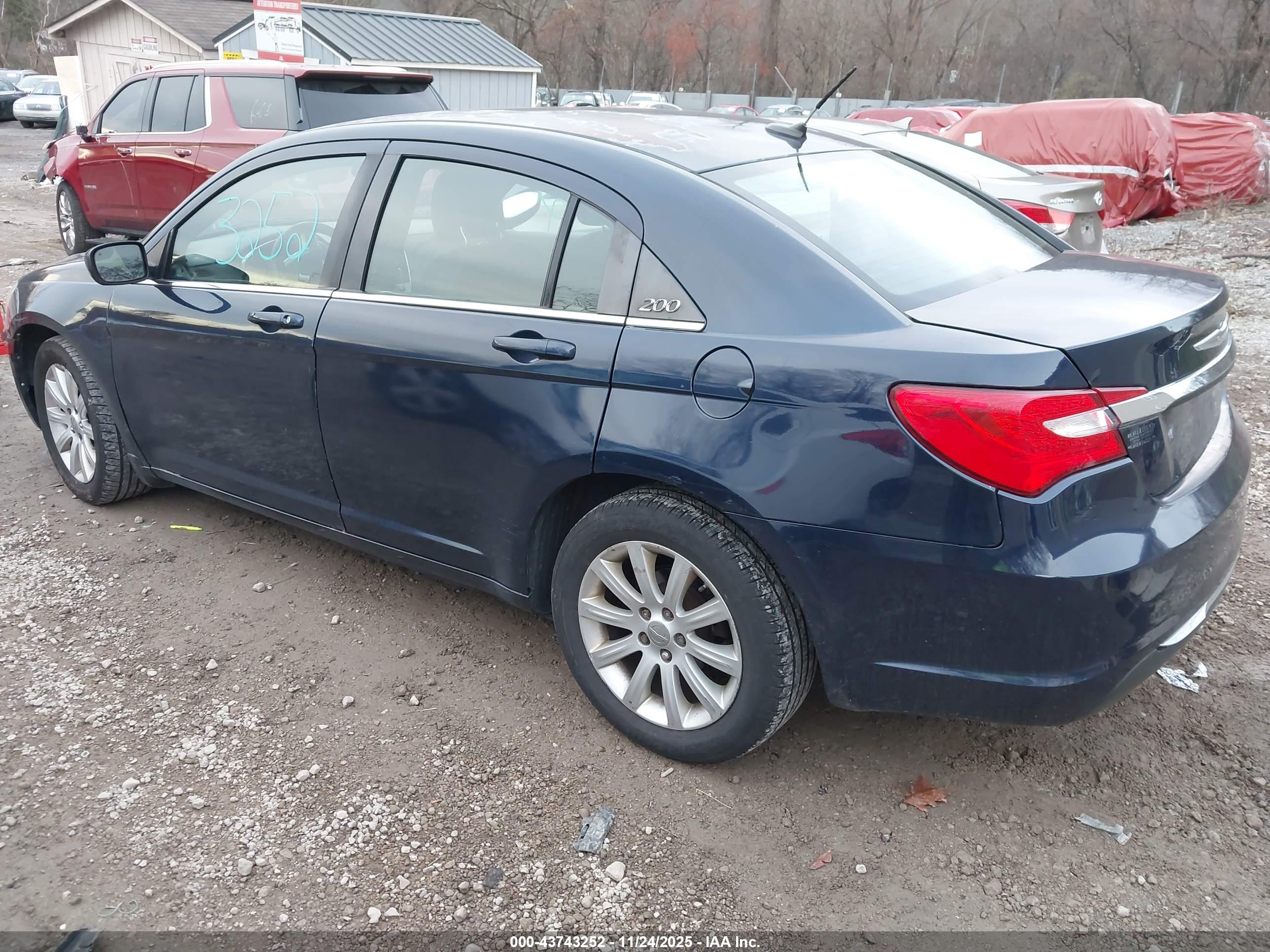 CHRYSLER 200 image 3