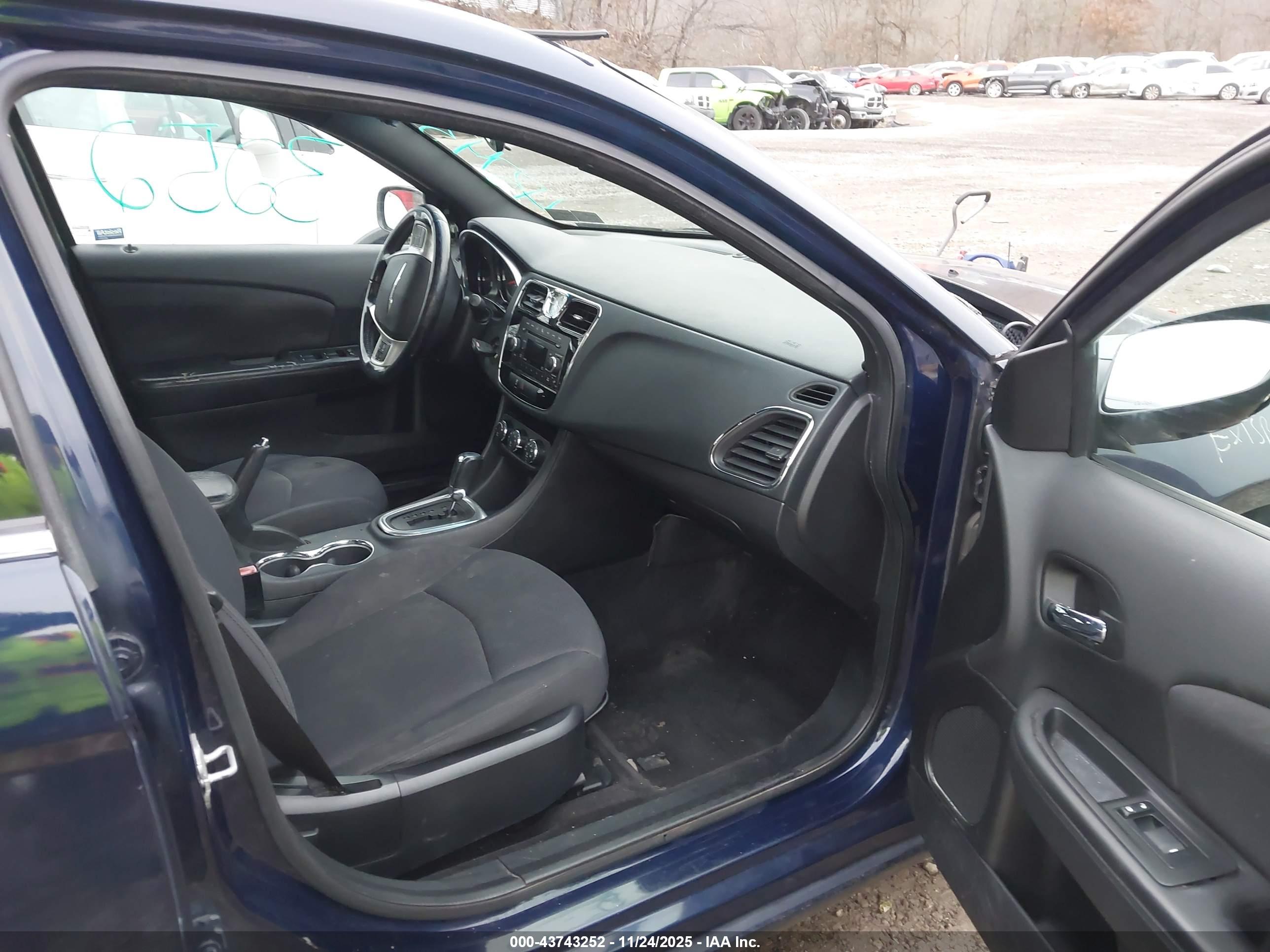 CHRYSLER 200 image 5