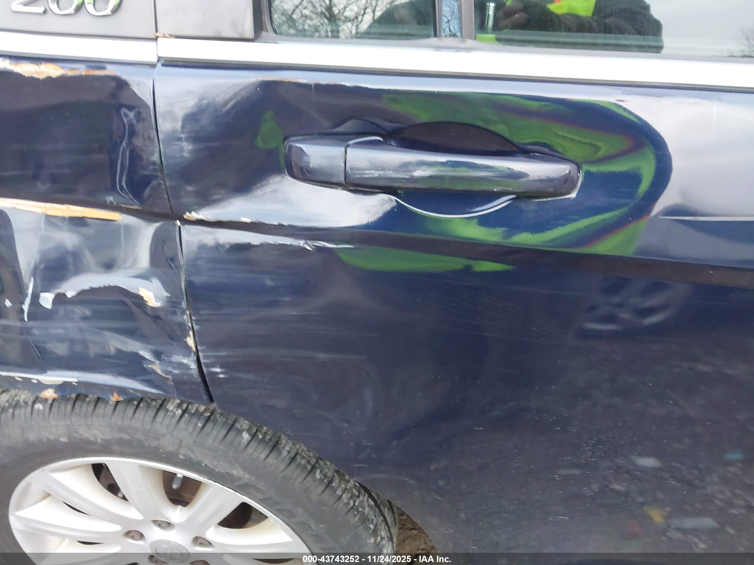 CHRYSLER 200 image 6