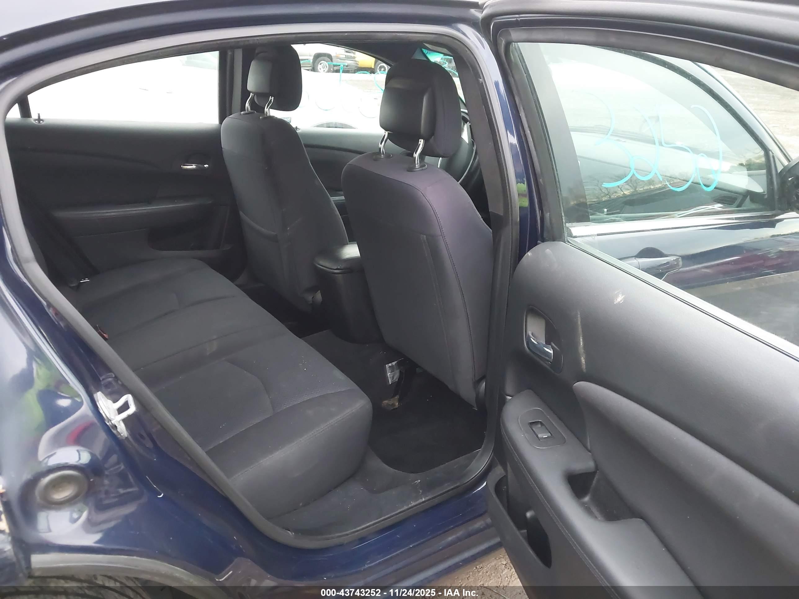 CHRYSLER 200 image 8