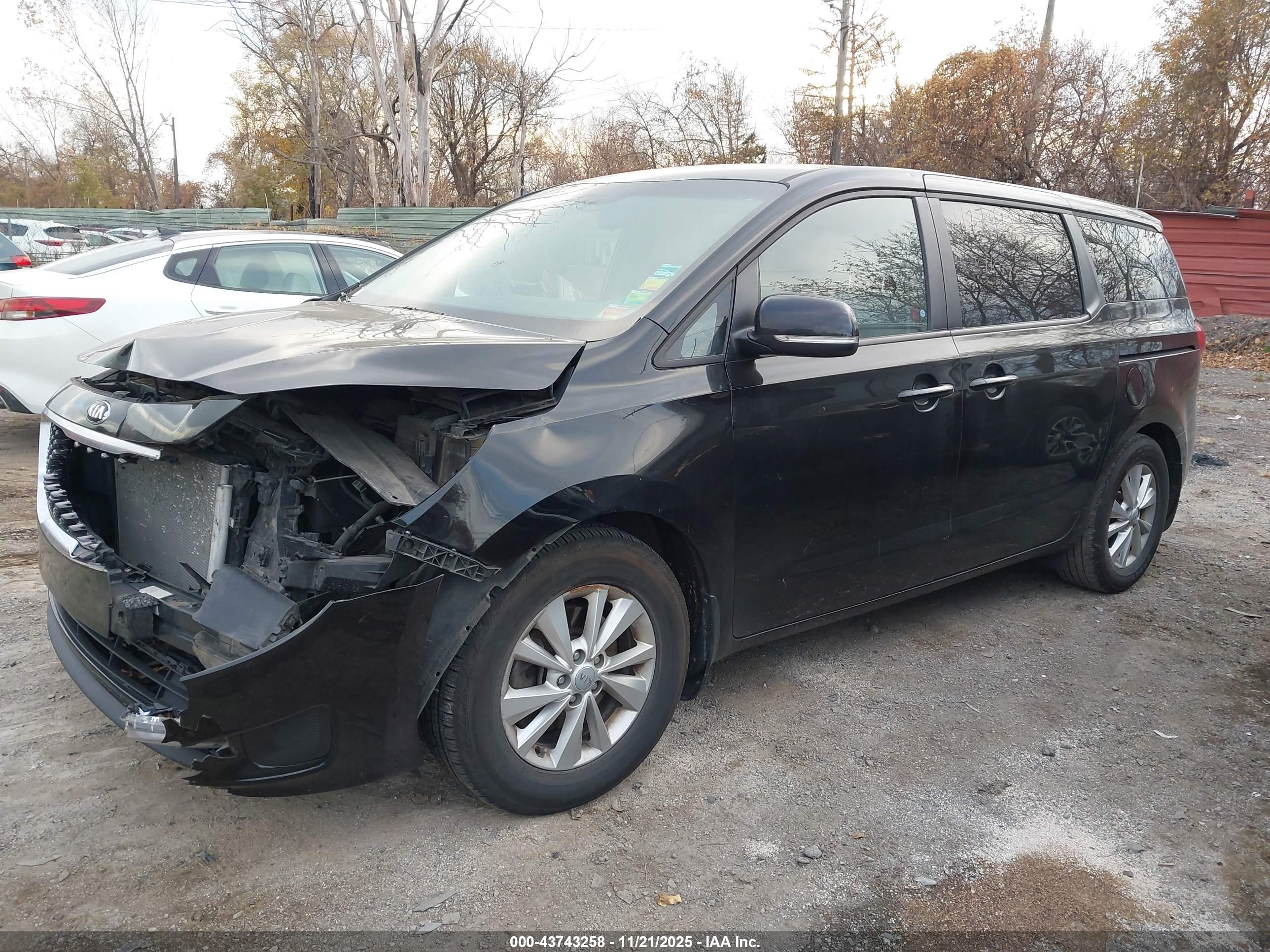 KIA SEDONA image 2