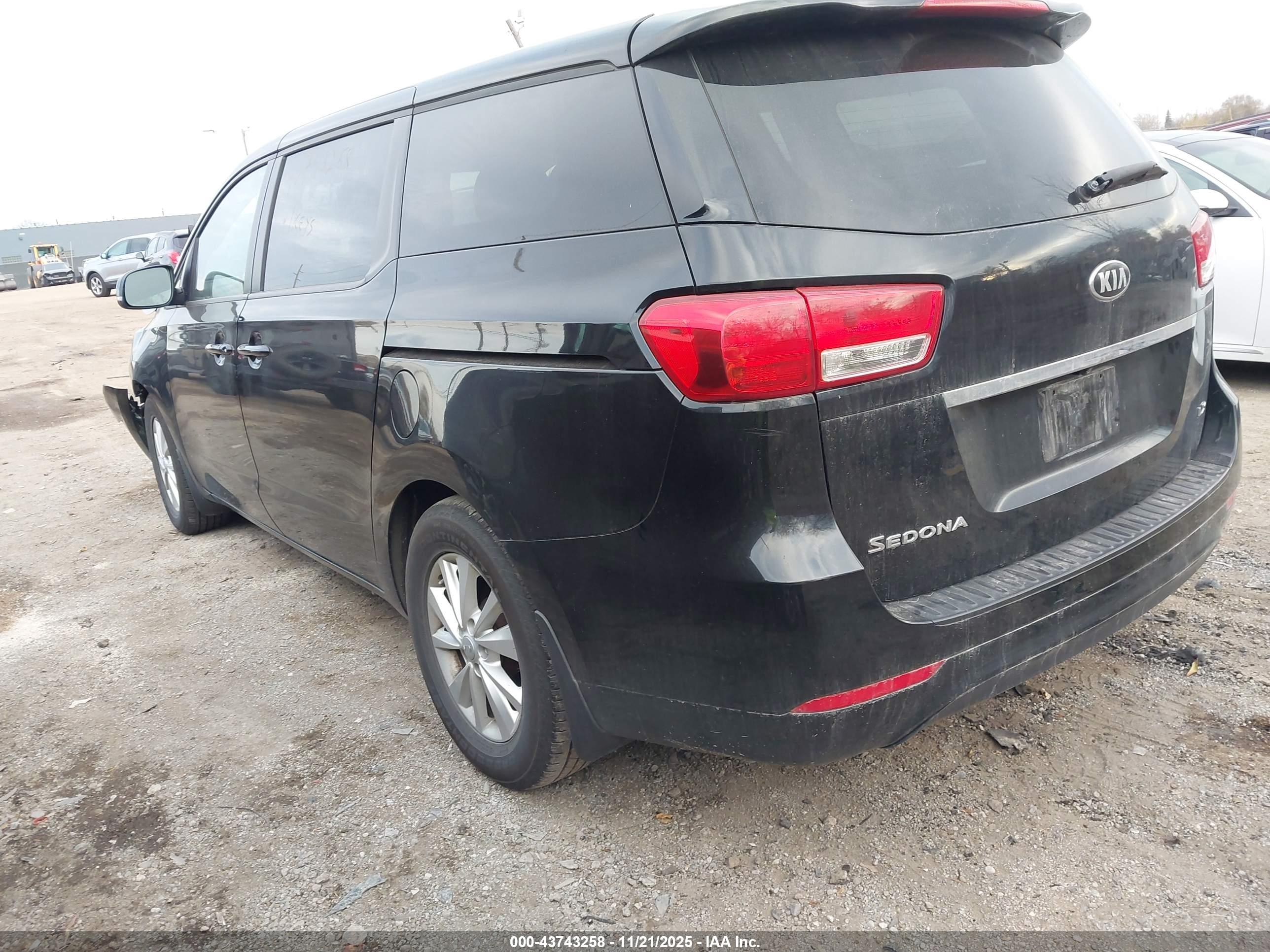 KIA SEDONA image 3
