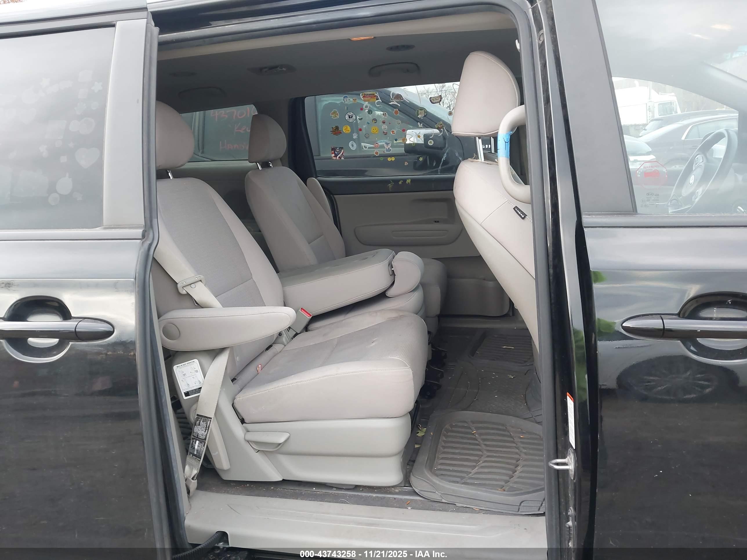 KIA SEDONA image 8