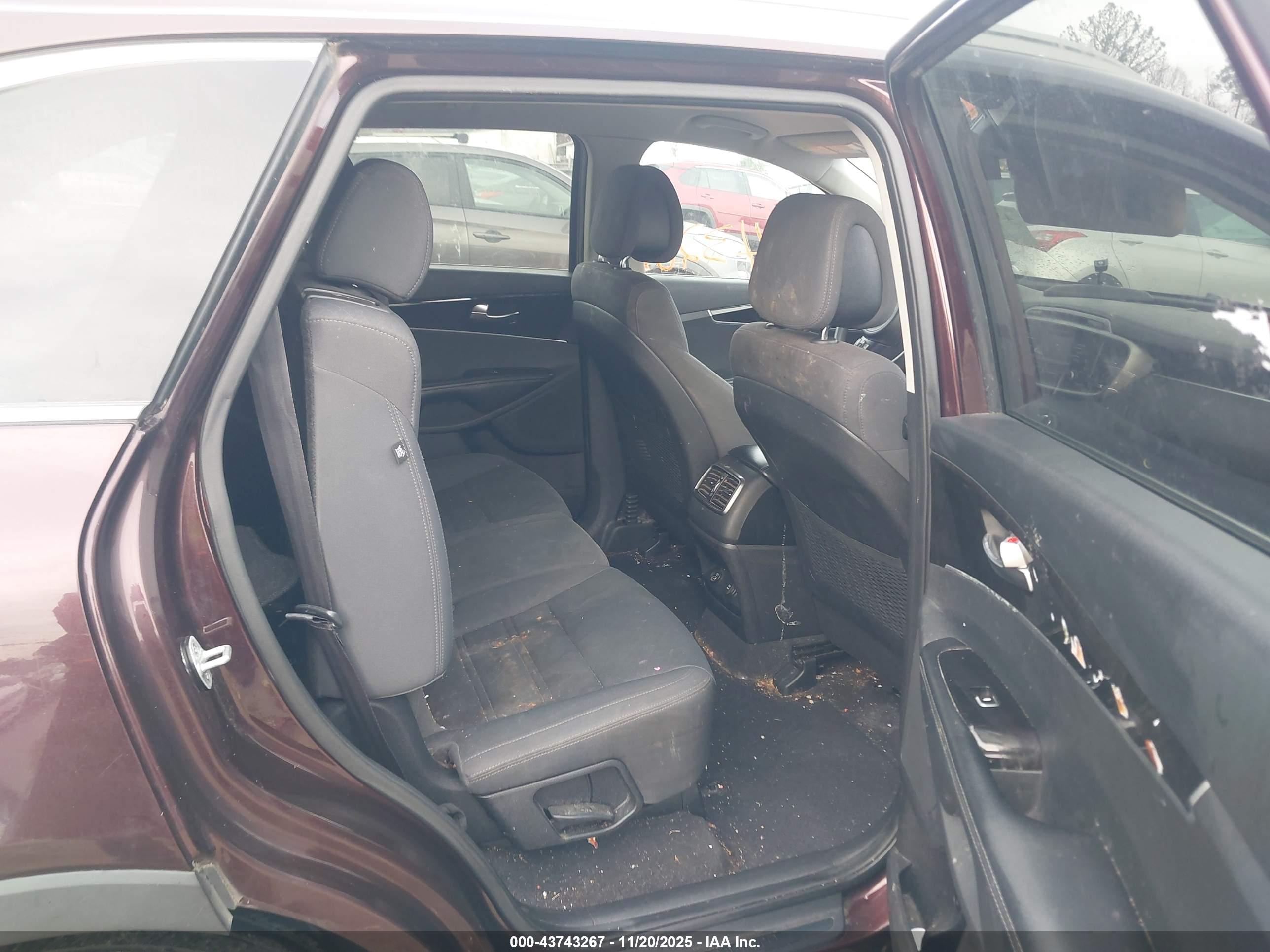 KIA SORENTO image 8