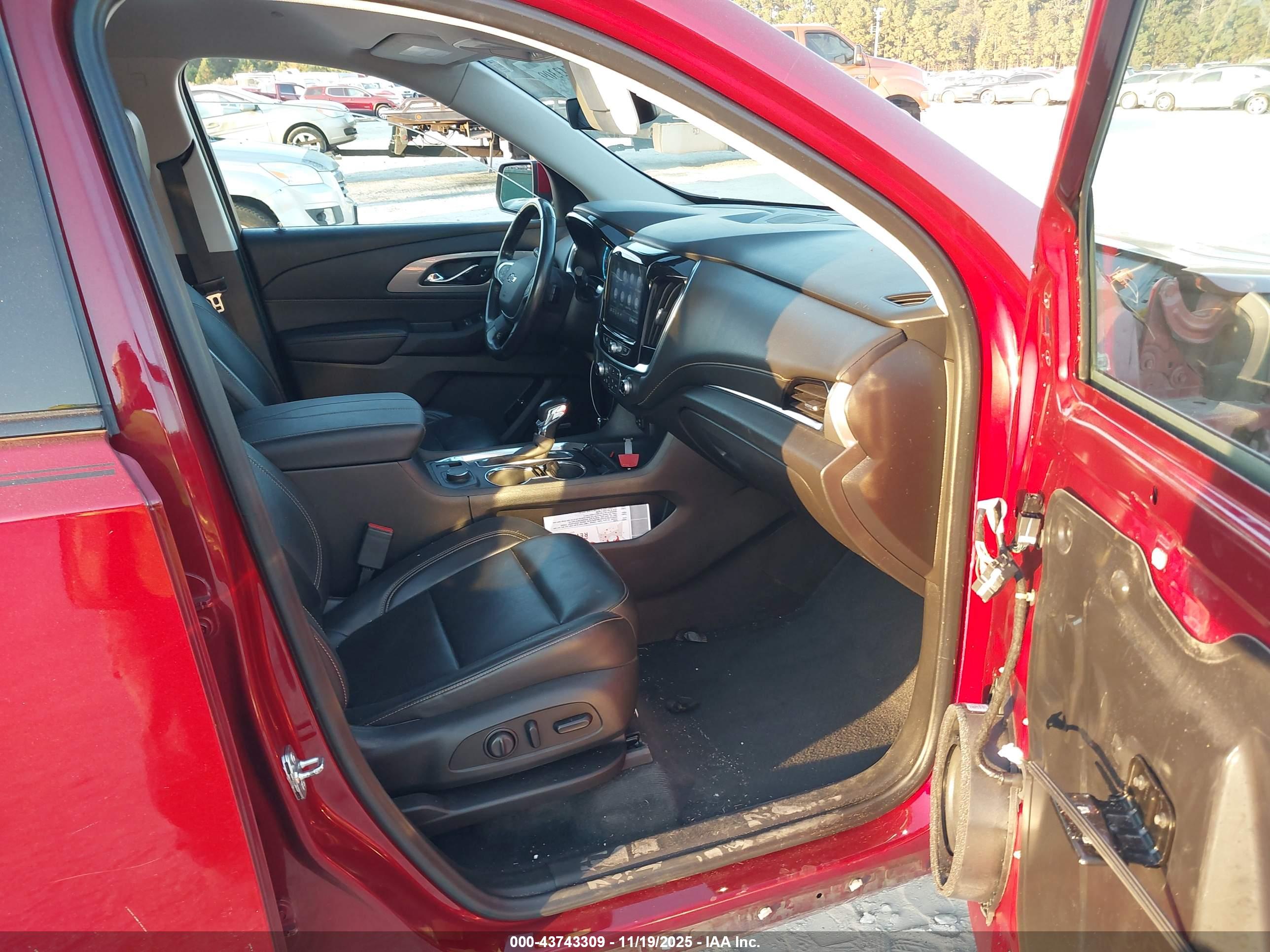 CHEVROLET TRAVERSE image 5