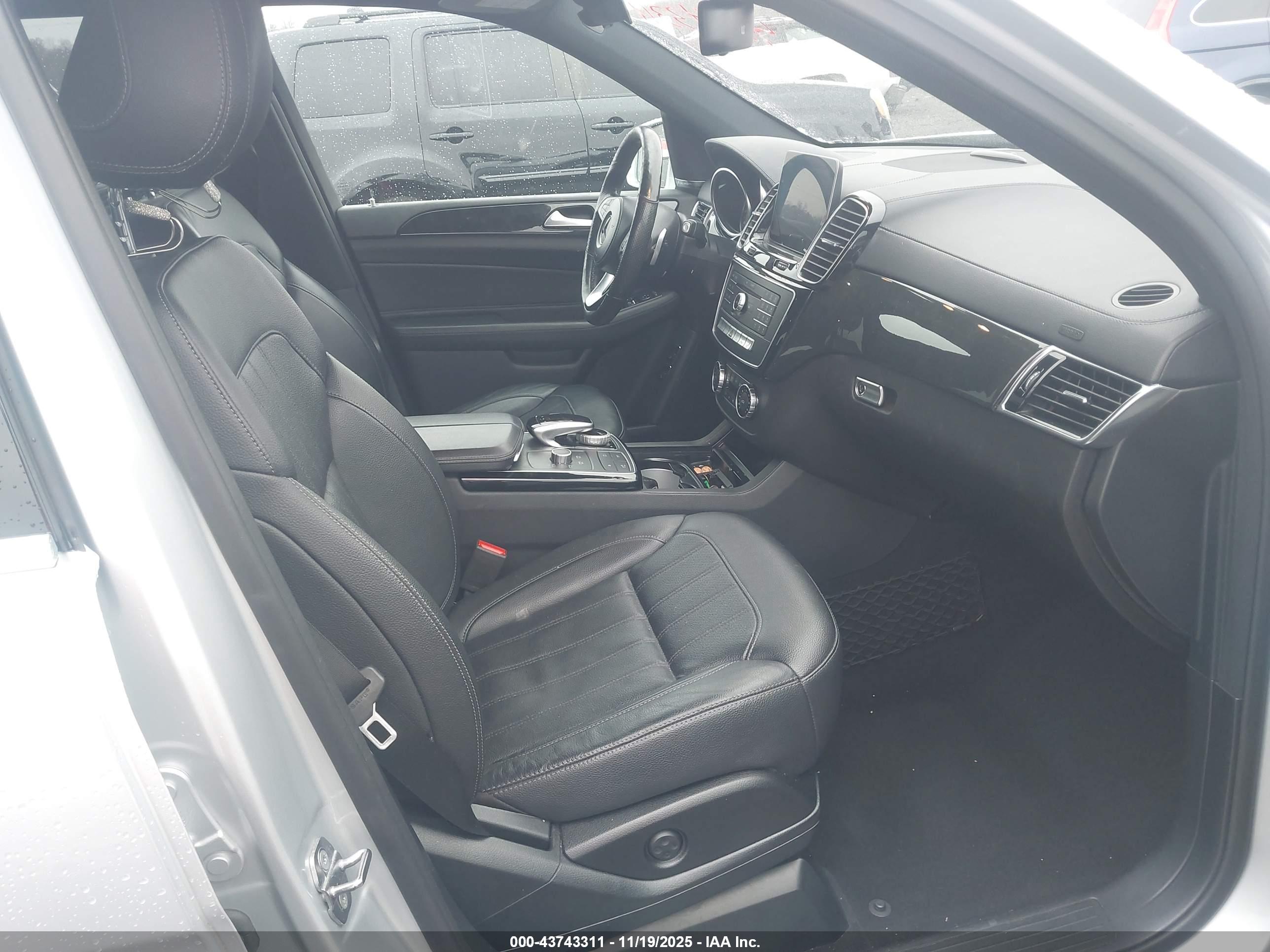 MERCEDES-BENZ GLS image 5
