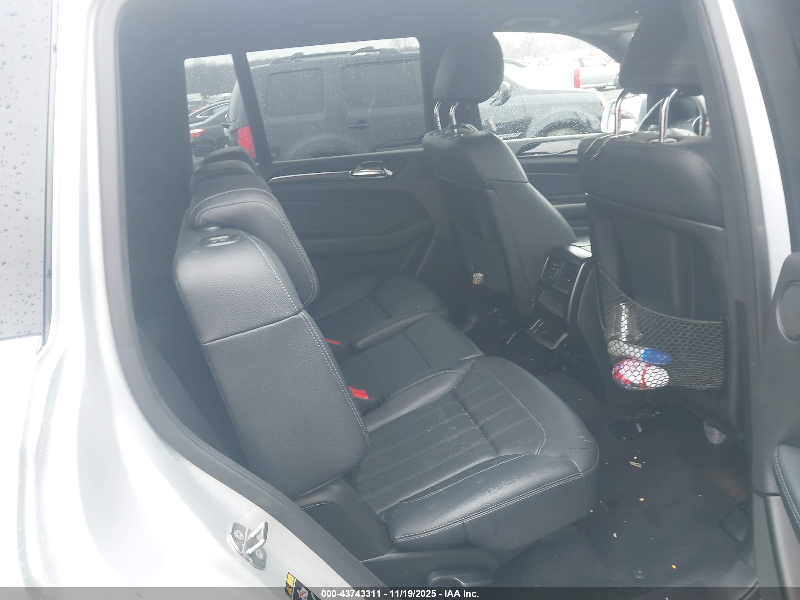 MERCEDES-BENZ GLS image 8