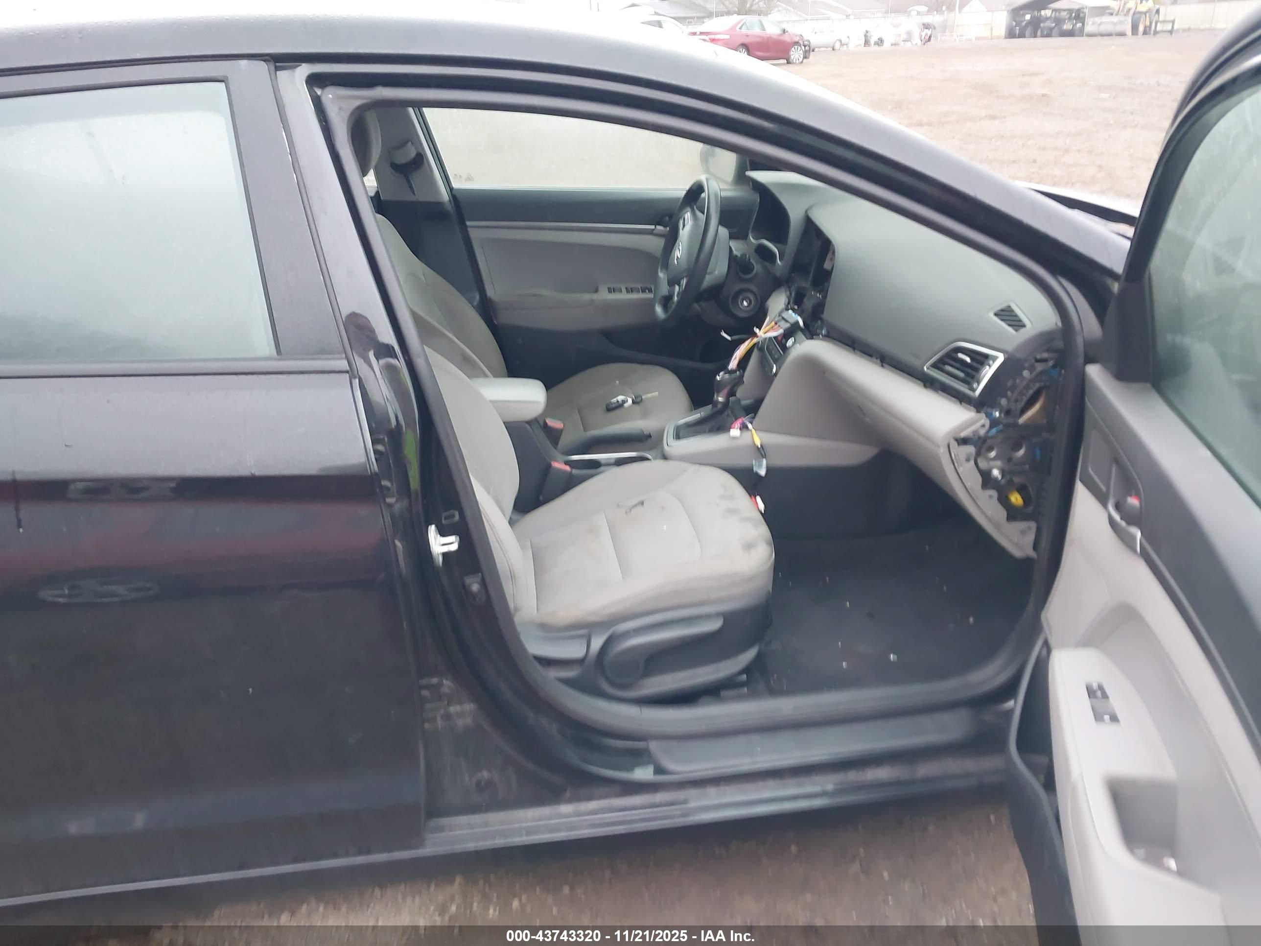 HYUNDAI ELANTRA image 5