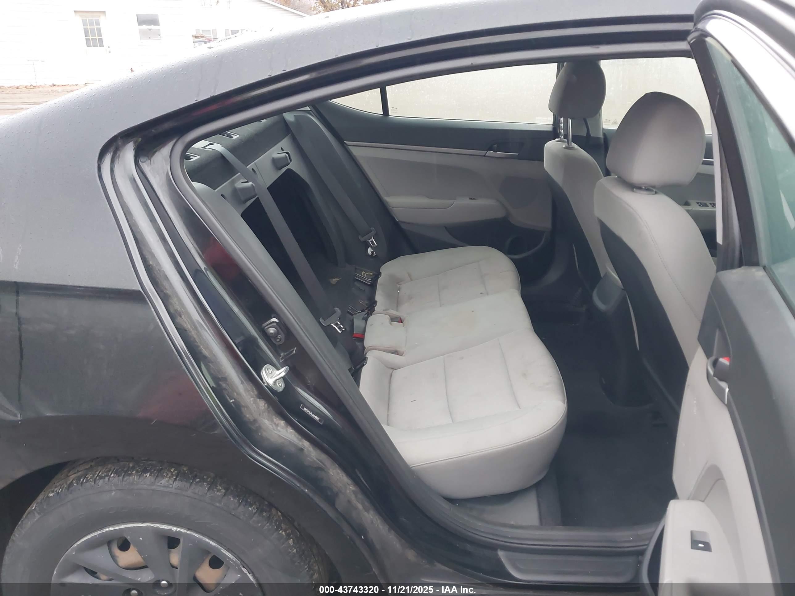 HYUNDAI ELANTRA image 8