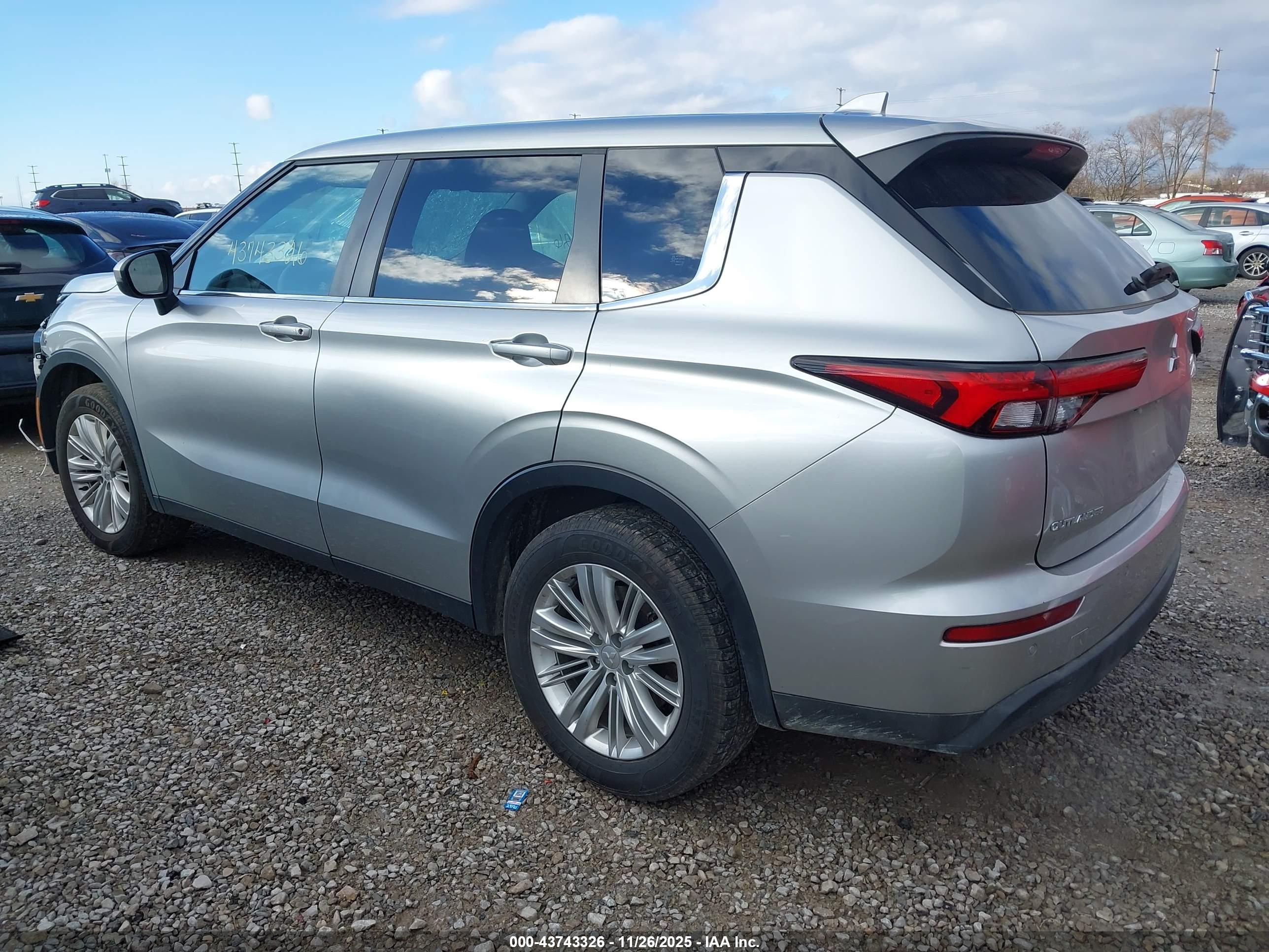 MITSUBISHI OUTLANDER image 3